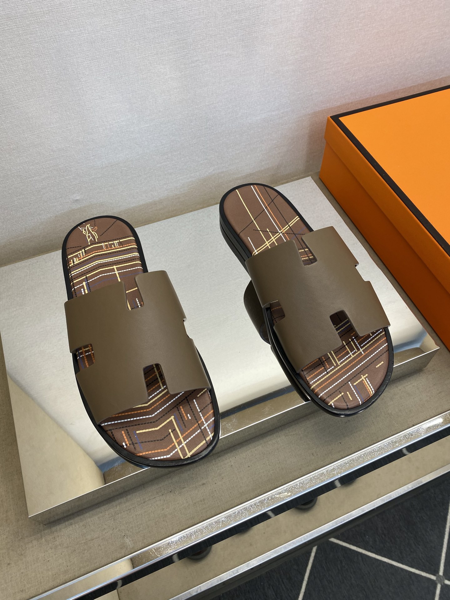 NO:349279,【HEM＊】 High-quality, top-notch crafts men's genuine leather floor slippers, regular size 38-44 (4-10) will be released simultaneously!  goods!  Top-level handicrafts [Strong] Original calfskin (super texture and feel), full calfskin bag, 3D color printing with super strong texture!  Thickened leather sole!  !  Super comfortable!  45,46 Custom made, slippers, cowhide, Leather soles19860909【HEM＊】 高品质,顶尖工艺品 男士真皮地拖鞋 正码38－44(4一10） 同步发售！货！顶级手工艺[强]原版小牛皮(超强质感、手感),全小牛皮包垫,3 D彩印质感超强！加厚真皮大底！！超强舒适感！45,46定做,,slippers,cowhide,Leather soles,Men's shoes