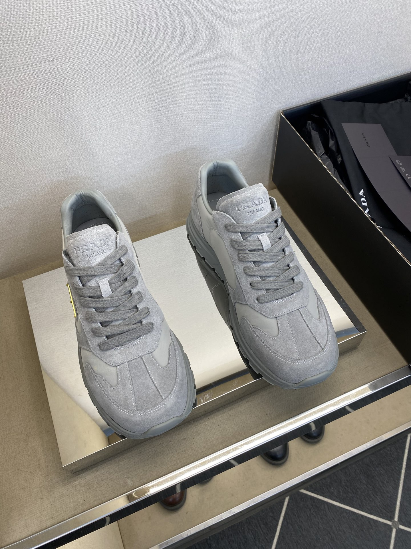 NO:352425,【PR＊】 High-grade, top-notch craftsman casual style, regular size 39-44 (5-10) classic sneakers!  Unique brand triangle logo image design!  Fabric high mercerated suede leather with nylon cloth!  Hollow sheepskin design inside!  Calfskin with pads!  Latex resilience foot pad!  More breathable and comfortable!  T R anti-slip large sole!  goods!  Look at the details carefully, the texture is super strong!  But 11 can withstand all kinds of tests!  38,45 Custom made non-return, sneakers, cowhide, sheepskin19860909【PR＊】 高品级,顶尖工艺 男士休闲款 正码39一44(5－10） 经典运动鞋款！独特品牌三角徽标形象设计！面料高丝光绒面牛皮配尼龙布！内里羊皮镂空设计！小牛皮附垫！乳胶回力垫脚！更加透气舒适！T R防滑大底！货！品质细看细节图,质感超强！可11经得起各种考验！38,45定做不退换,,sneakers,cowhide,sheepskin,Men's shoes