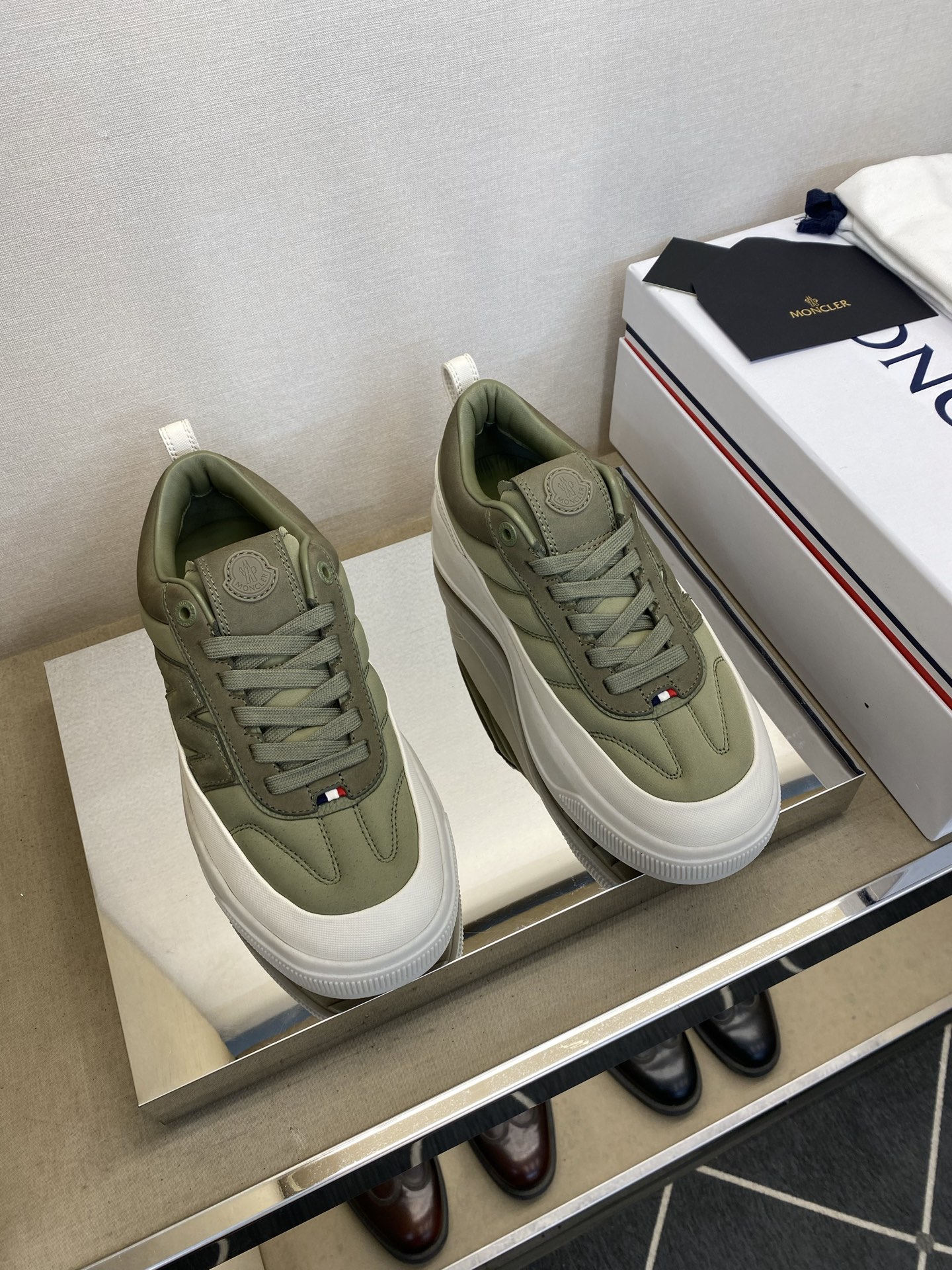 NO:352392,【MONCLER ·Shirt】Original single quality.  Men's Casual 39 -44 Original high-quality products, unique design style, leading the fashionable sports and leisure style. The iconic red, white and blue webbing decoration brand design concept!  Special nylon fabric on the upper with calfskin suede!  The inner inner is environmentally friendly, soft and comfortable. Lightweight XL rubberized foam bottom!  Easy to control!  Super texture!  38, 45 custom made, Moncler, cowhide19860909【MONCLER·蒙口】 原单品质．男士休闲 39 －44 原单高品,独特设计风格,引领时尚运动休闲风.标志性的红白蓝织带标饰品牌设计理念！鞋面特殊尼龙布料配小牛皮绒面！内里环保小牛里,柔软舒适.轻盈X L橡胶化泡底！轻松驾驭！质感超强！38、45定做,,Moncler,cowhide,Men's shoes