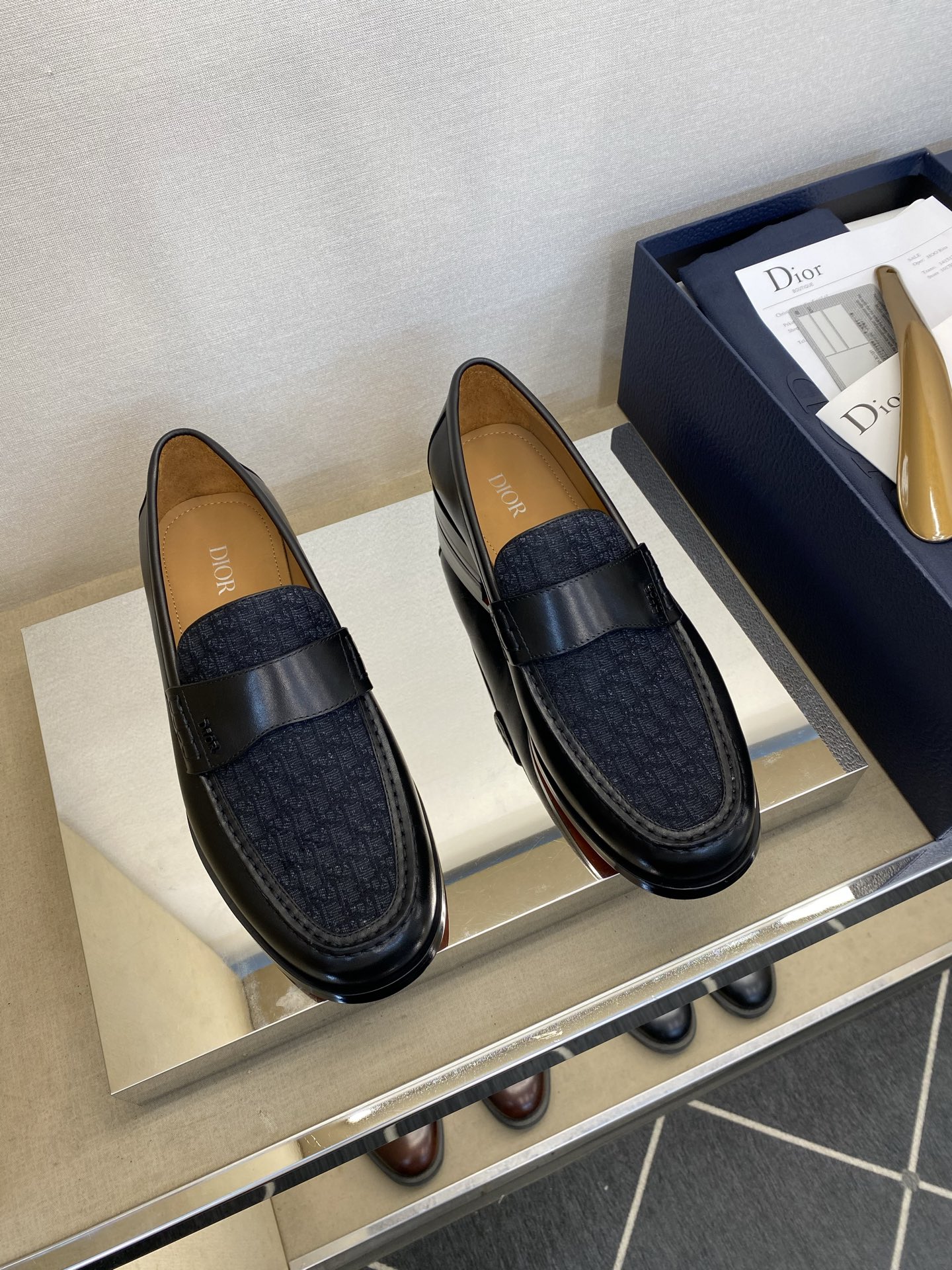 NO:746144,[Dio*] Men's fashionable classic loafers, regular size 39-44 (6.5-9), fashionable small leather shoes!  goods!  Top craftsmanship [strong] Exclusive and representative D i logo design, simple and elegant brand image!  The upper is made of fully imported raw cowhide from Italy (super strong texture and feel), and the lining is made of imported calfskin!  Latex rebound pad, super resilient texture!  Jacques silk combination wear-resistant raw rubber imitation leather sole anti-slip outsole!  !  Super comfortable!  38, 45, 46 are custom-made and cannot be returned or exchanged. [Private molded rubber sole], dior, loafers, cowhide19860909【Dio*】 男士时尚经典乐福鞋 正码39－44(6.5-9） 时尚小皮鞋！货！顶级手工艺[强]专属代表性的D i徽标设计,简约大气品牌形象！鞋面意大利全面进口原牛皮(超强质感、手感),内里进口小牛皮！乳胶回力垫,回弹质感超强！雅克丝组合耐磨生胶仿皮底防滑大底！！超强舒适感！38,45,46定做不退换.【私模生胶底】,,dior,loafers,cowhide,Men's shoes