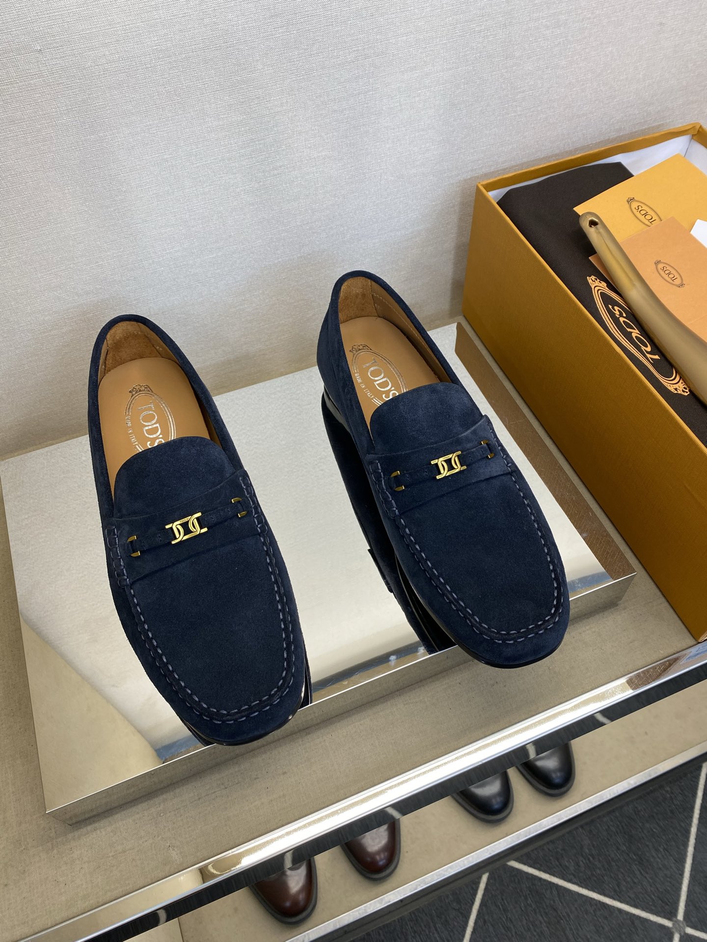 NO:345909,【T O D*】 Men's Fashion Classic Loafers, Correct Size 39-44 (6.6-9) Todds Fashion Loafers!  Lightweight, comfortable and soft!  Original order!  Top-level handicrafts [strong] exclusive representative twist letter logo design, simple and atmospheric brand image!  The upper is fully imported from Italy with grain calfskin (super texture and feel), and the calfskin is imported from the inner part!  The movable forming latex force pad has a strong rebound texture!  Exclusive raw material raw glue anti-slip large sole!  !  Super comfortable!  ,loafers,cowhide19860909【T O D*】 男士时尚经典乐福鞋 正码39－44(6.6-9） 托德斯时尚乐福鞋！轻便舒适柔软！原单货！顶级手工艺[强]专属代表性的麻花字母徽标设计,简约大气品牌形象！鞋面意大利全面进口粒面小牛皮(超强质感、手感),内里进口小牛皮！活动成形乳胶回力垫,回弹质感超强！独家原材质生胶防滑大底！！超强舒适感！,,loafers,cowhide,Men's shoes