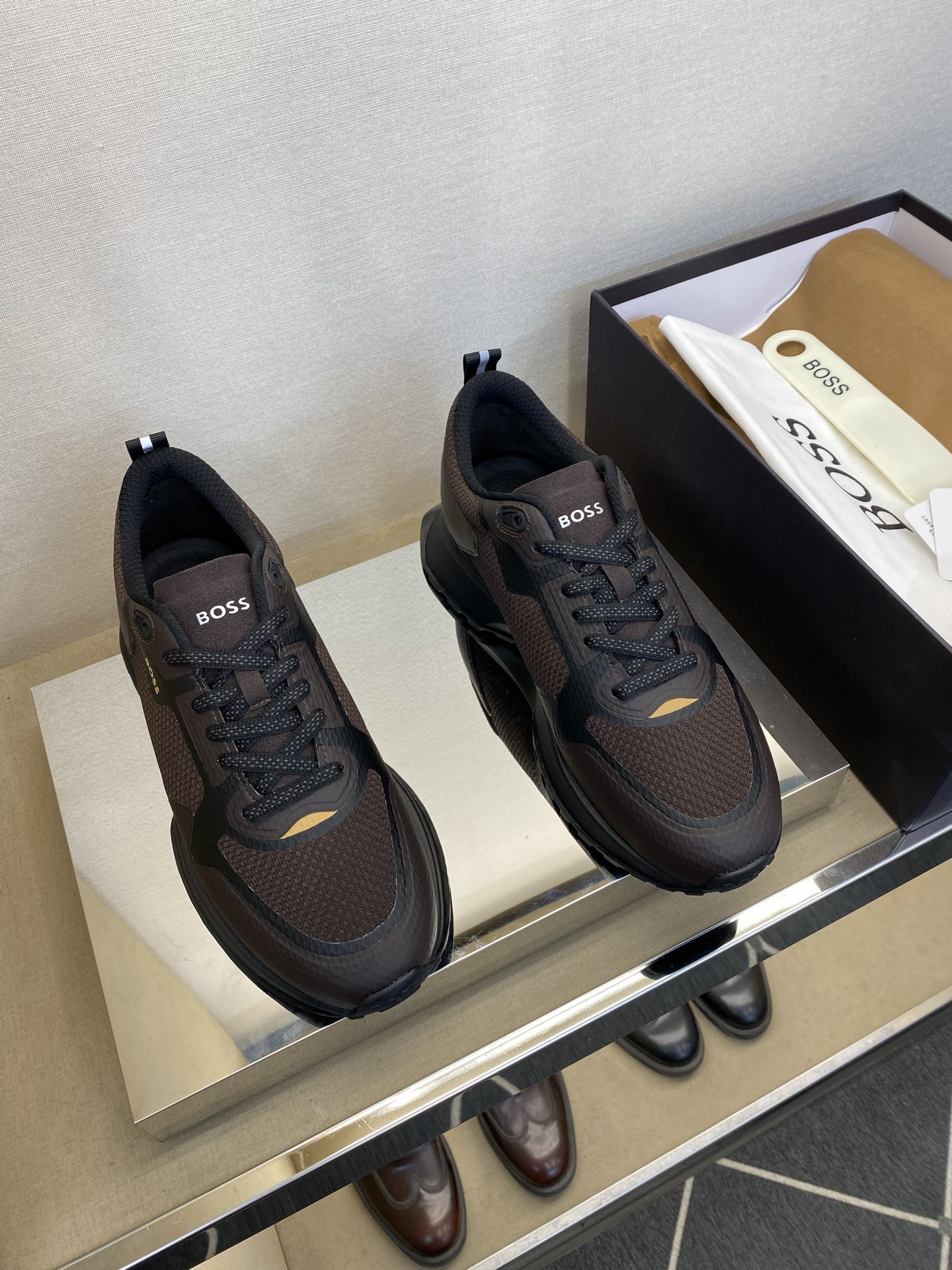 NO:354509,【H U G O·B O S S】 Hugo Boss - Original list Men's sports professional, regular code 39-44, 38, 45, 46 customized German luxury sports professional. Luxury and unique classic!  Original order high-quality!  The new integrated design concept of melting glue and mesh cloth is more fashionable and unique!  The original customized special waterproof glue mesh is integrated with the classic breathable mesh cloth inside, and latex resilience footbed!  Original rubber combination secondary foam large bottom, lightweight and elastic!  goods!  Look at the details carefully, the texture is super strong!  But 11 can withstand all kinds of tests!  ,19860909【H U G O·B O S S】 雨果·博斯 －原单 男士运动专业户 正码39一44,38,45,46定做 德国奢品运动专业户.奢华独特经典！原单高品！全新融胶与网布依一体设计理念,更时尚独特！面原版定制特殊防水胶网一体,内里经典透气网布,乳胶回力垫脚！原版橡胶组合二次化泡大底,轻便高弹！货！品质细看细节图,质感超强！可11经得起各种考验！,,Men's shoes