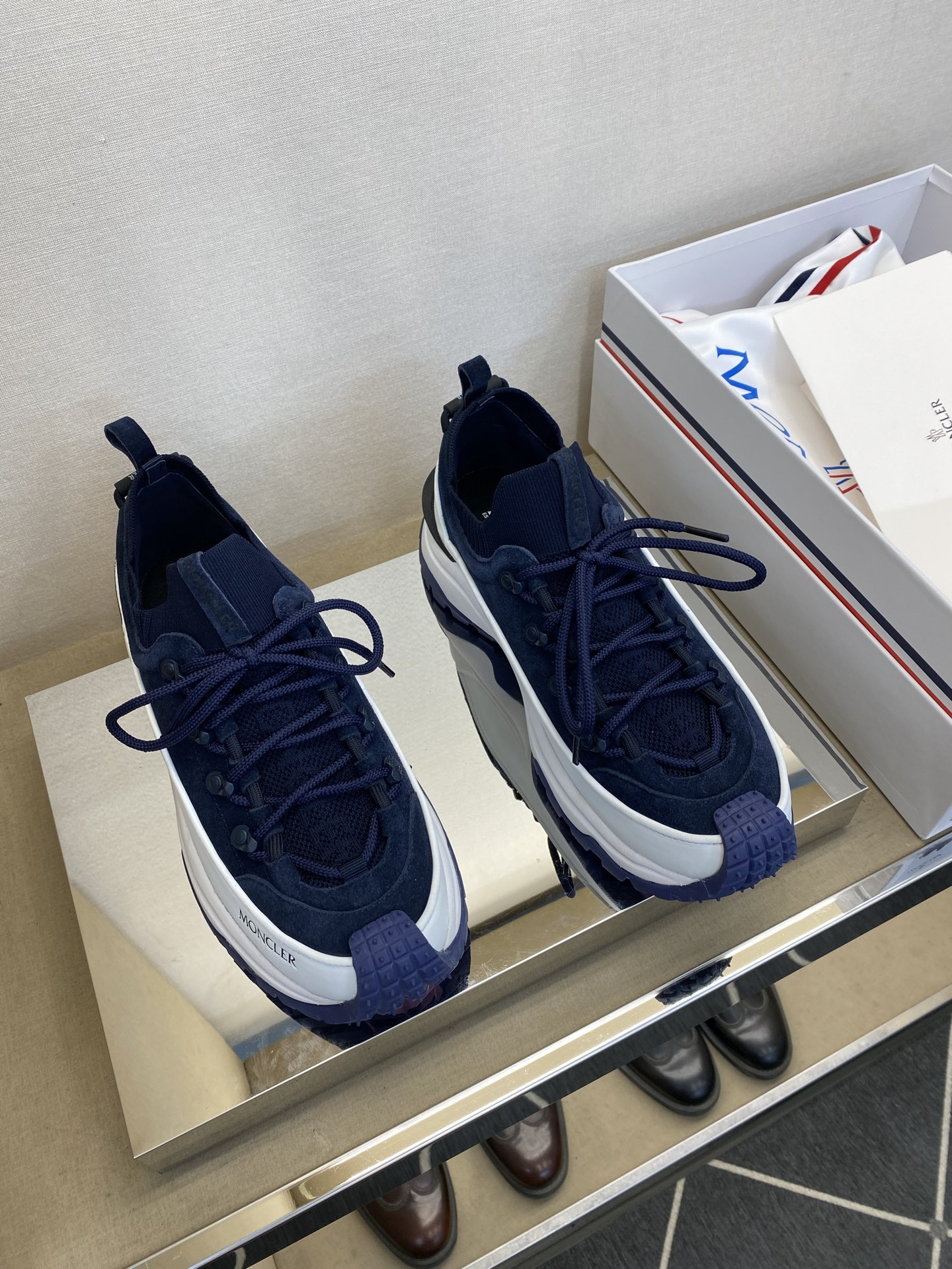 NO:542054,【MONCLER ·Shirt】Original single quality.  Men's Casual 39 -44 Original high-quality products, unique design style, leading to fashionable sports and casual style. The upper is pure cotton knitted with calfskin suede!  The inner is environmentally friendly, soft and comfortable. Super soft rebound latex pad!  Lightweight XL rubberized bubble bottom!  Easy to control!  Super texture!  , Moncler,cowhide19860909【MONCLER·蒙口】 原单品质．男士休闲 39 －44 原单高品,独特设计风格,引领时尚运动休闲风.鞋面纯棉针织配小牛皮绒面！内里环保小牛里,柔软舒适.超软回弹乳胶垫！轻盈X L橡胶化泡底！轻松驾驭！质感超强！,,Moncler,cowhide,Men's shoes