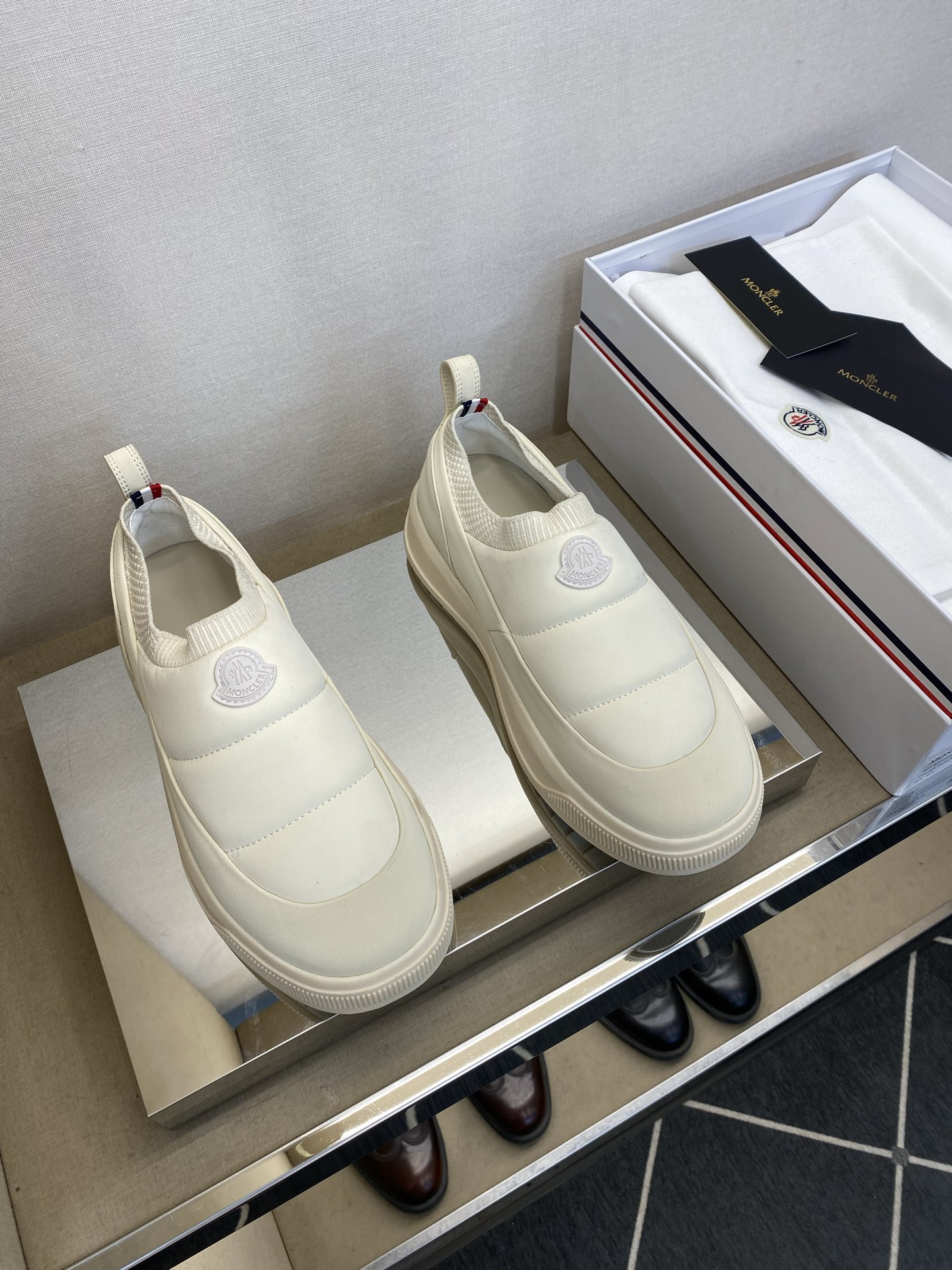 NO:542041,【MONCLER ·Shirt】Original single quality.  Men's Casual 39 -44 Original high-quality products, unique design style, leading the fashionable sports and leisure style. Iconic brand logo decoration brand design concept!  Special nylon fabric with cowhide on the upper!  Inside knitted and environmentally friendly calf, soft and comfortable. Lightweight XL rubberized foam bottom!  Easy to control!  Super texture!  38, 45 custom made, Moncler, cowhide19860909【MONCLER·蒙口】 原单品质．男士休闲 39 －44 原单高品,独特设计风格,引领时尚运动休闲风.标志性的品牌徽标饰品牌设计理念！鞋面特殊尼龙布料配牛皮！内里针织与环保小牛里,柔软舒适.轻盈X L橡胶化泡底！轻松驾驭！质感超强！38、45定做,,Moncler,cowhide,Men's shoes