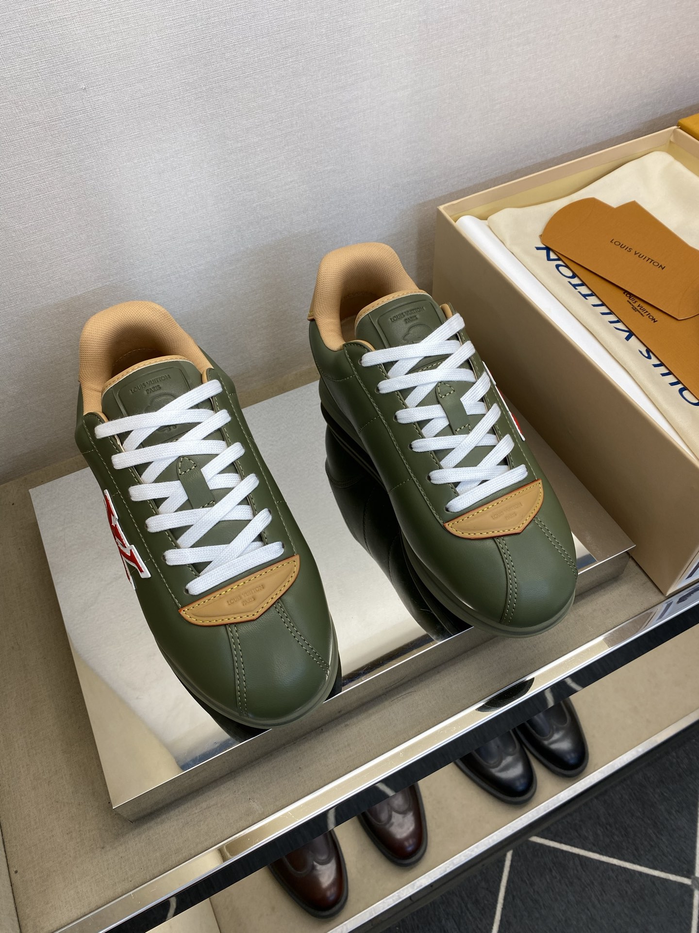 NO:782664,【L＊V】Men's fashionable lightweight casual sneakers, custom-made sizes 39-44, 38, 45, high-end quality!  goods!  The brand's characteristic presbyopia letter printing design, ultra-lightweight overall style, top-notch craftsmanship [strong] crystal sheepskin printed presbyopia (super strong texture and feel), and full rebound mesh inside!  Soft and comfortable!  Lightweight rubber foam anti-slip outsole!  !  Super comfortable!  ,,sneakers,sheepskin19860909【L＊V】 男士时尚轻便休闲运动鞋 正码39－44,38,45定做 高端品质！货！具品牌特色的老花字母印花设计,超轻量化的整体风格,顶级手工艺[强]面水晶羊皮印老花(超强质感、手感),内里全回弹网布！柔软舒适！轻量化橡胶化泡防滑大底！！超强舒适感！,,sneakers,sheepskin,Men's shoes