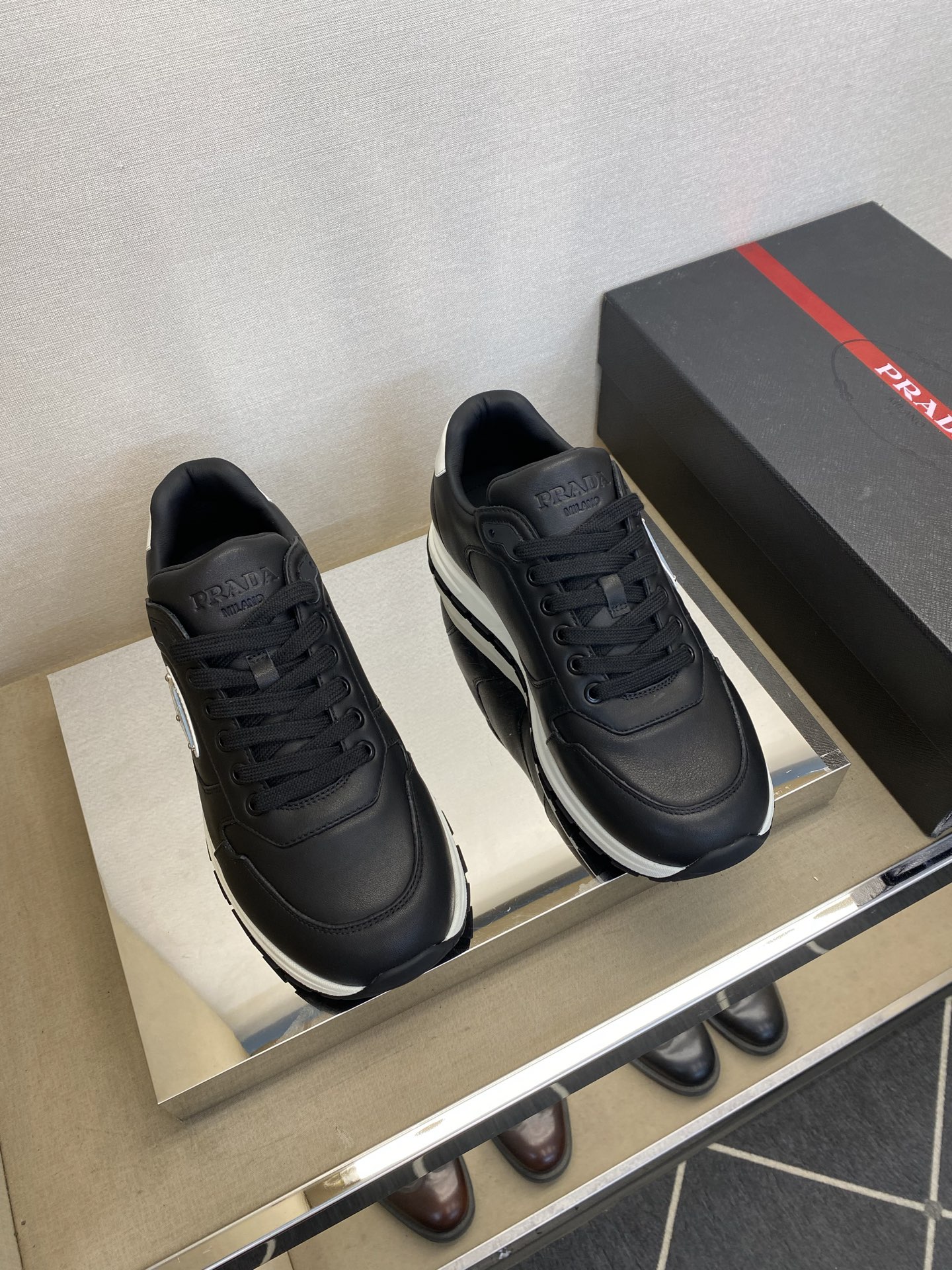 NO:574461,【PR＊】 High grade, top craftsmanship, men's casual style, regular sizes 39 to 44 (5-10), classic sports shoes!  Unique brand triangle logo image design!  Fabric: High mercerized suede cowhide with grained calfskin!  Sheepskin hollow design inside!  Calfskin with padding!  Latex push-back foot pads!  More breathable and comfortable!  T R non-slip outsole!  goods!  Quality: Look closely at the detailed pictures, the texture is super strong!  But 11 can withstand various tests!  38,45 custom-made, non-refundable, sneakers, cowhide, sheepskin19860909【PR＊】 高品级,顶尖工艺 男士休闲款 正码39一44(5－10） 经典运动鞋款！独特品牌三角徽标形象设计！面料高丝光绒面牛皮配粒面小牛皮！内里羊皮镂空设计！小牛皮附垫！乳胶回力垫脚！更加透气舒适！T R防滑大底！货！品质细看细节图,质感超强！可11经得起各种考验！38,45定做不退换,,sneakers,cowhide,sheepskin,Men's shoes