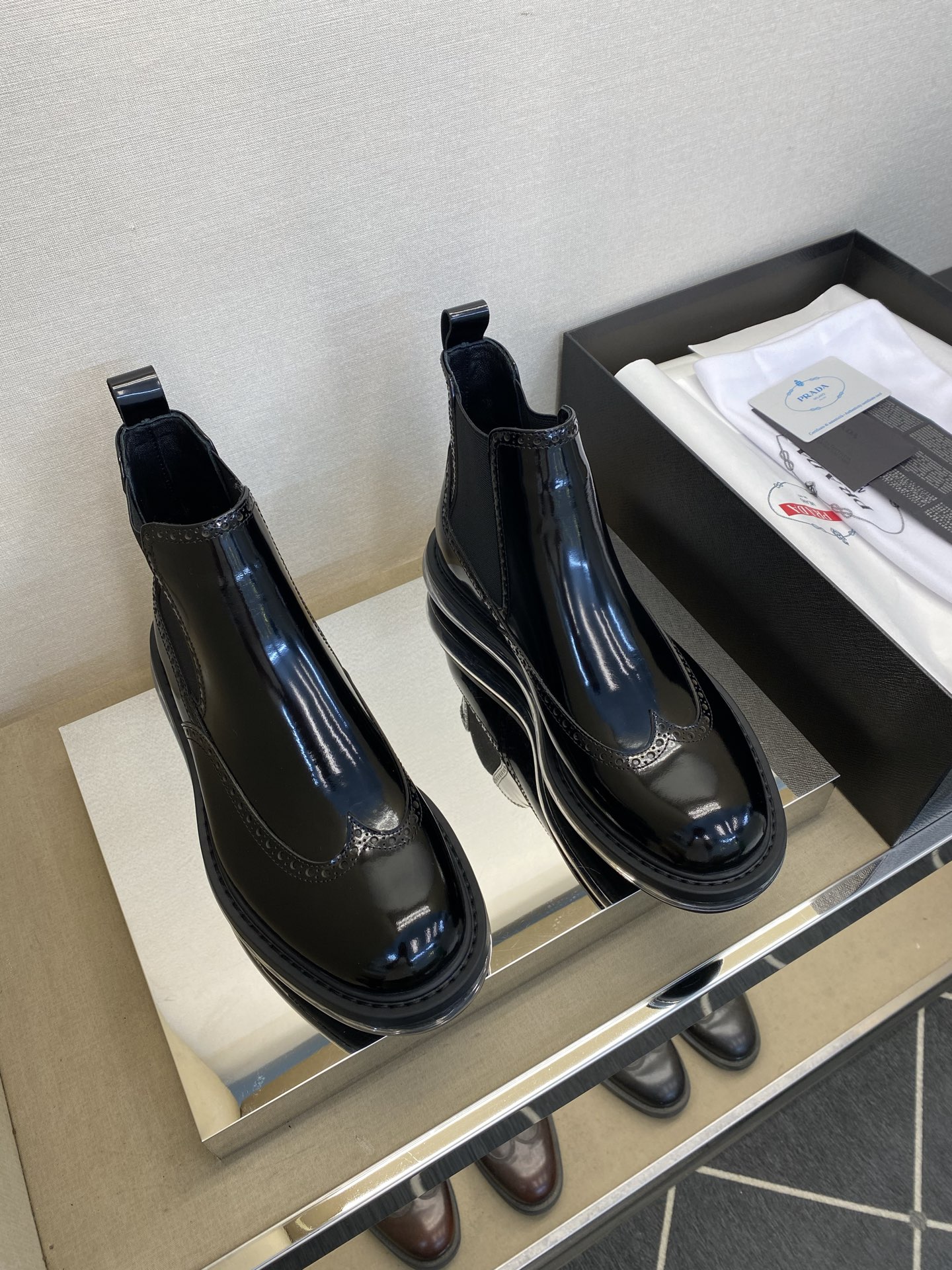 NO:621492,[PR＊D A] High-grade, top-notch craftsmanship, casual and business air cushions. Customized sizes 39 to 44, 38, 45. Classic air cushions, casual and business models!  Innovative design concept, integrating sports, leisure and business!  Decorate it with brogue carvings to make it more stylish!  Fabric: Raw calfskin and patented cowhide!  All calfskin inside!  Latex push-back foot pads!  Air cushion combination T P U anti-slip outsole!  goods!  Quality: Look closely at the detailed pictures, the texture is super strong!  But 11 can withstand various tests!  ,,cowhide19860909【PR＊D A】 高品级,顶尖工艺 气垫休闲商务款 正码39一44,38,45定做 经典气垫休闲商务款！创新的设计理念,运动休闲与商务集一体！以布洛克雕花点缀更大气！面料原小牛皮漆面牛皮！内里全小牛皮！乳胶回力垫脚！气垫组合T P U防滑大底！货！品质细看细节图,质感超强！可11经得起各种考验！,,cowhide,Men's shoes