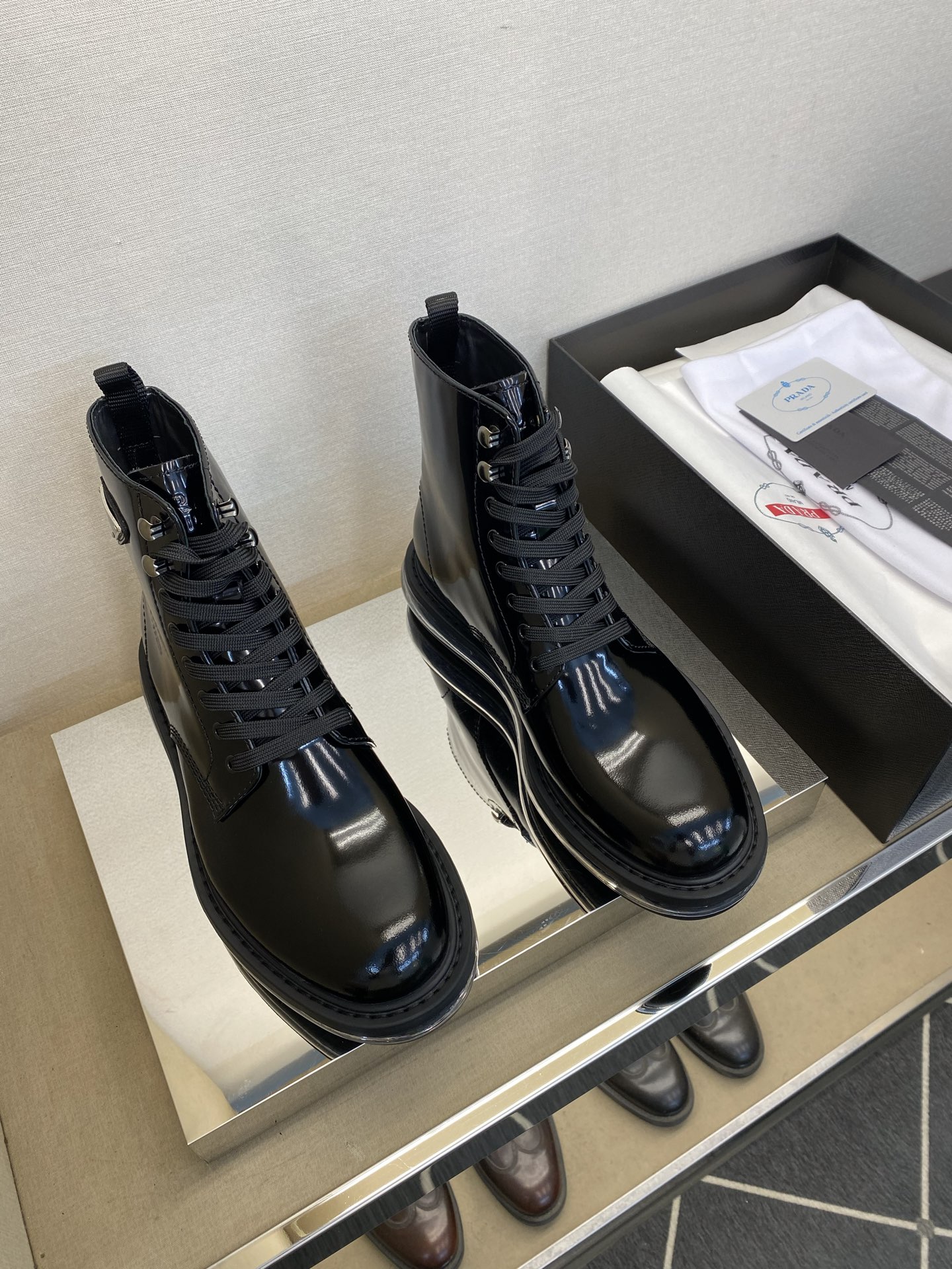 NO:621493,[PR*D A] High-grade, top-notch craftsmanship, air-cushion Martin boots, custom-made sizes 39 to 44, 38, 45, classic air-cushion casual business style!  Innovative design concept, integrating sports, leisure and business!  Decorated with a triangle logo to make it more stylish!  Fabric: Raw calfskin and patented cowhide!  All calfskin inside!  Latex push-back foot pads!  Air cushion combination T P U anti-slip outsole!  goods!  Quality: Look closely at the detailed pictures, the texture is super strong!  But 11 can withstand various tests!  ,,boots,cowhide19860909【PR＊D A】 高品级,顶尖工艺 气垫马丁靴 正码39一44,38,45定做 经典气垫休闲商务款！创新的设计理念,运动休闲与商务集一体！以三角徽标点缀更大气！面料原小牛皮漆面牛皮！内里全小牛皮！乳胶回力垫脚！气垫组合T P U防滑大底！货！品质细看细节图,质感超强！可11经得起各种考验！,,boots,cowhide,Men's shoes