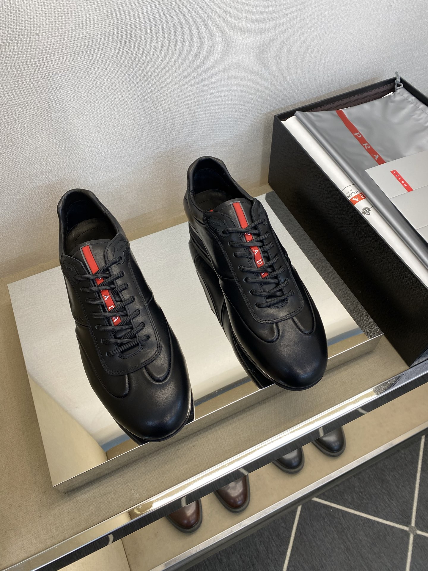 NO:745498,[PR*DA] Top craftsmanship, classic casual style, regular size 39-44 (6-11), 38 customized, fashionable casual sports style, pure high quality can be compared with 11!  Fabric original calfskin, calfskin lining!  A complete set of handcrafted items!  The texture and comfort have been improved to another level!  Exclusive private molded rubber anti-slip sole!  4E2399,,cowhide19860909【PR＊DA】 顶尖工艺,经典休闲款 正码39－44(6一11),38定做 时尚休闲运动款,纯正高品质可11比较！面料原版小牛皮,内里小牛皮！全套包手工工艺款！质感、舒适度又提升一级别！独家私模橡胶防滑底！4E2399,,cowhide,Men's shoes