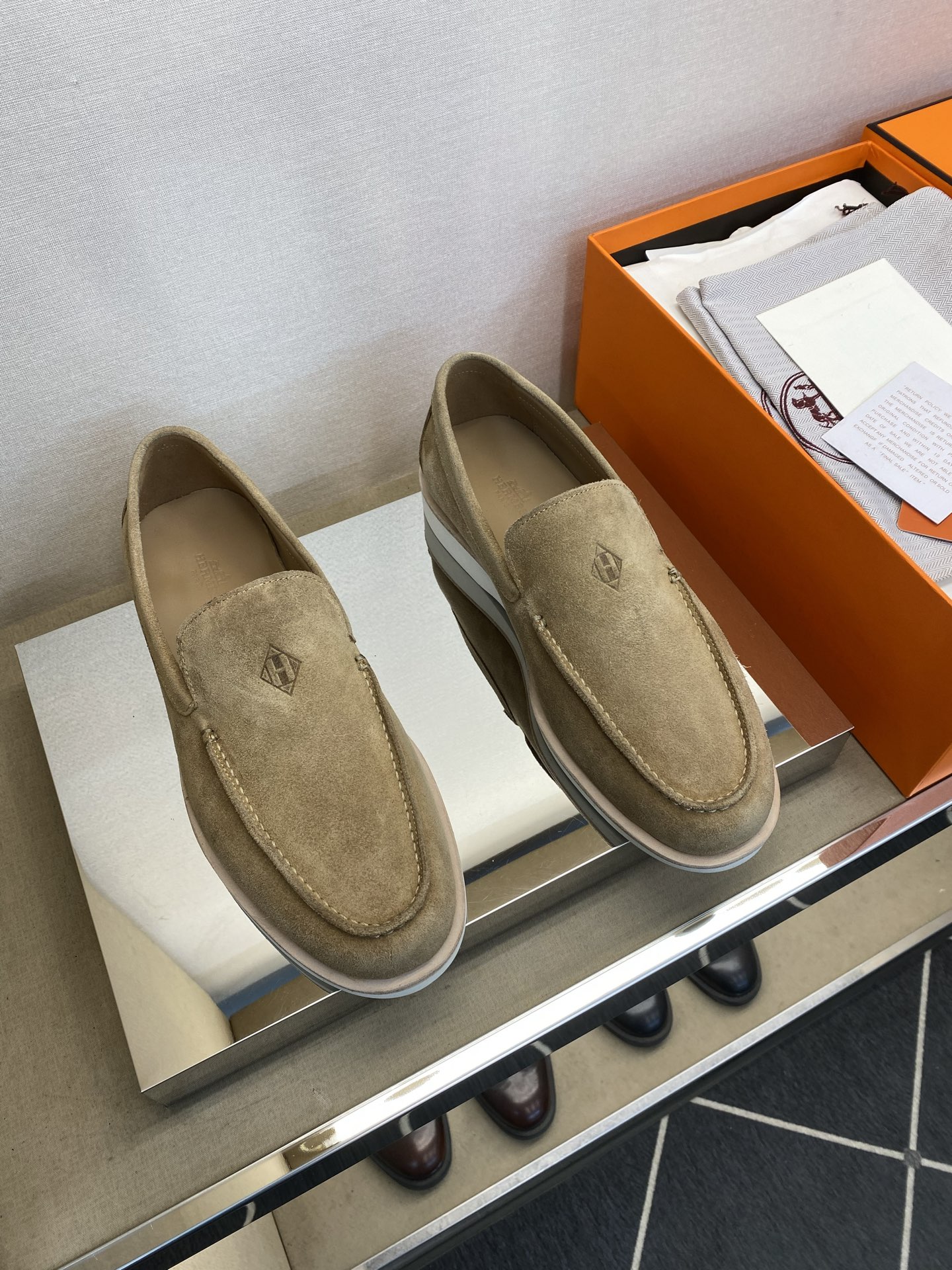 NO:639770,【HMS＊】 Men's lightweight loafers, regular size 39-44, super light and comfortable!  goods!  Top craftsmanship [strong] classic simple design!  The surface is made of high mercerized calf velvet (super texture and feel), and the lining is imported silk calf leather!  Latex rebound pad, super resilient texture!  Genuine leather welt combined with wear-resistant velvet anti-slip outsole!  !  Super comfortable!  38, 45, 46 customized, non-refundable, loafers, cowhide19860909【HMS＊】 男士轻便乐福鞋 正码39－44 超轻盈舒适！货！顶级手工艺[强]经典简约设计！面高丝光小牛绒(超强质感、手感),内里进口绸面小牛皮！乳胶回力垫,回弹质感超强！真皮沿条组合耐磨绒防滑大底！！超强舒适感！38,45,46定做不退换,,loafers,cowhide,Men's shoes