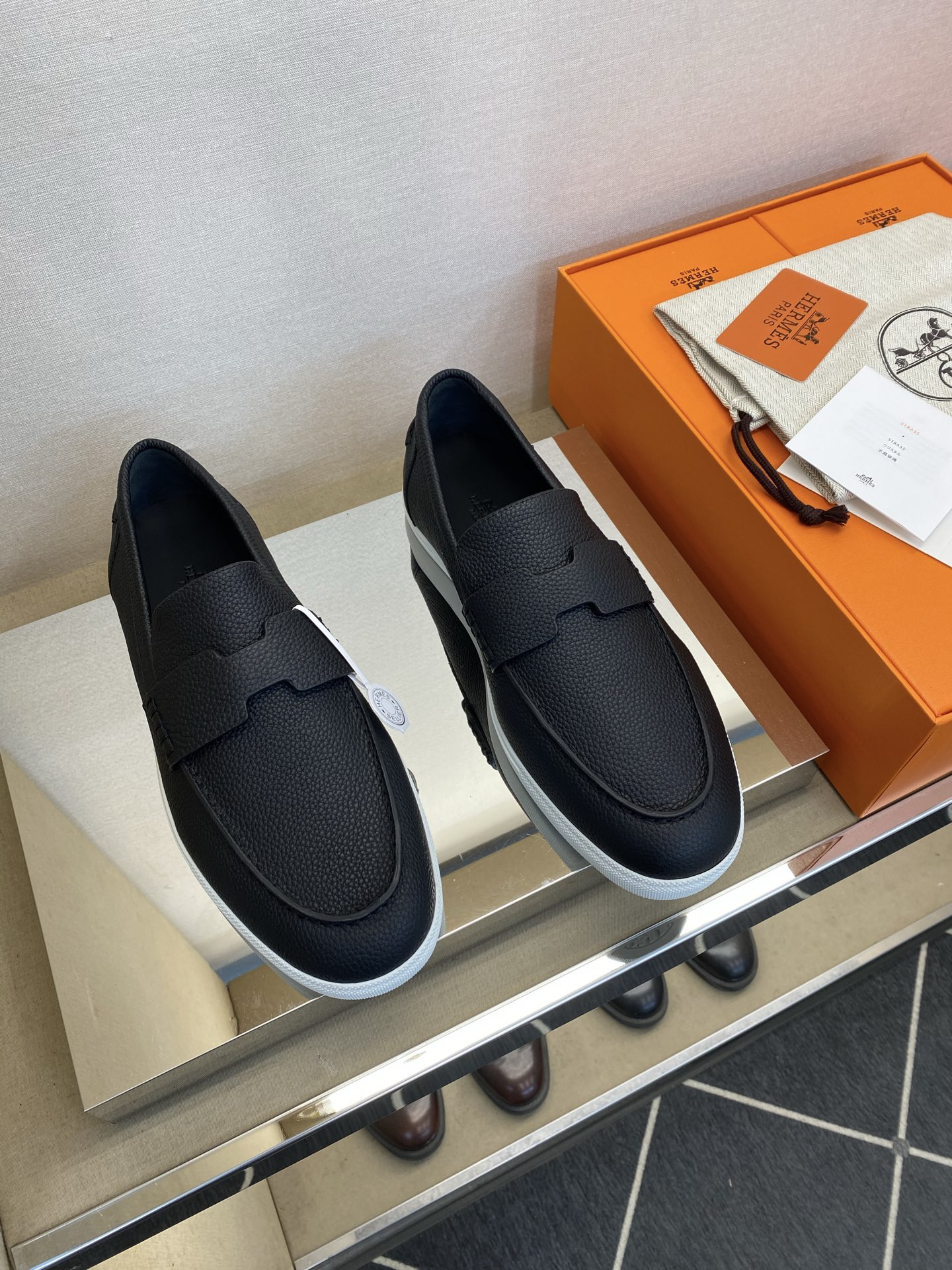 NO:640017,【HMS＊】 Men's lightweight loafers, regular size 39-44, super light and comfortable!  goods!  Top craftsmanship [strong] classic simple design!  The surface is made of high mercerized calf velvet (super texture and feel), and the lining is imported silk calf leather!  Latex rebound pad, super resilient texture!  T P U non-slip outsole!  !  Super comfortable!  38, 45, 46 customized, non-refundable, loafers, cowhide19860909【HMS＊】 男士轻便乐福鞋 正码39－44 超轻盈舒适！货！顶级手工艺[强]经典简约设计！面高丝光小牛绒(超强质感、手感),内里进口绸面小牛皮！乳胶回力垫,回弹质感超强！T P U防滑大底！！超强舒适感！38,45,46定做不退换,,loafers,cowhide,Men's shoes