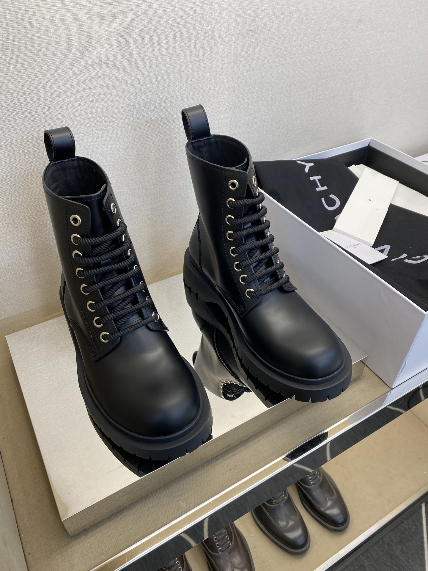 NO:665309,【GIVEN ＊HY】Classic men's Martin boots Size39-44 (38, 45, 46 custom-made) The latest autumn and winter men's boots!  High-end and simple design!  Only for men!  Fully mercerized calf velvet with hints of branding!  All calfskin inside!  Latex rebound feet!  Rubber non-slip sole!  ,,givenchy,boots,cowhide19860909【GIVEN ＊HY】 经典男士马丁靴 Size39 －44(38,45,46定做） 最新秋冬男靴！高端大气而简约设计！男士专属！面全丝光小牛绒点滴品牌标识！内里全小牛皮！乳胶回弹垫脚！橡胶防滑鞋底！,,givenchy,boots,cowhide,Men's shoes