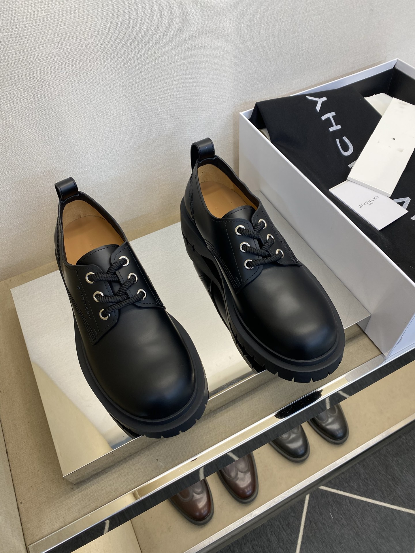 NO:665316,【GIVEN ＊HY】 Classic men's derby shoes Size39-44 (38, 45, 46 custom-made) The latest derby shoes on the shelves!  High-end and simple design!  Only for men!  Fully mercerized calf velvet with hints of branding!  All calfskin inside!  Latex rebound feet!  Rubber non-slip sole!  ,,givenchy,cowhide19860909【GIVEN ＊HY】 经典男士德比鞋 Size39 －44(38,45,46定做） 最新上柜德比鞋！高端大气而简约设计！男士专属！面全丝光小牛绒点滴品牌标识！内里全小牛皮！乳胶回弹垫脚！橡胶防滑鞋底！,,givenchy,cowhide,Men's shoes