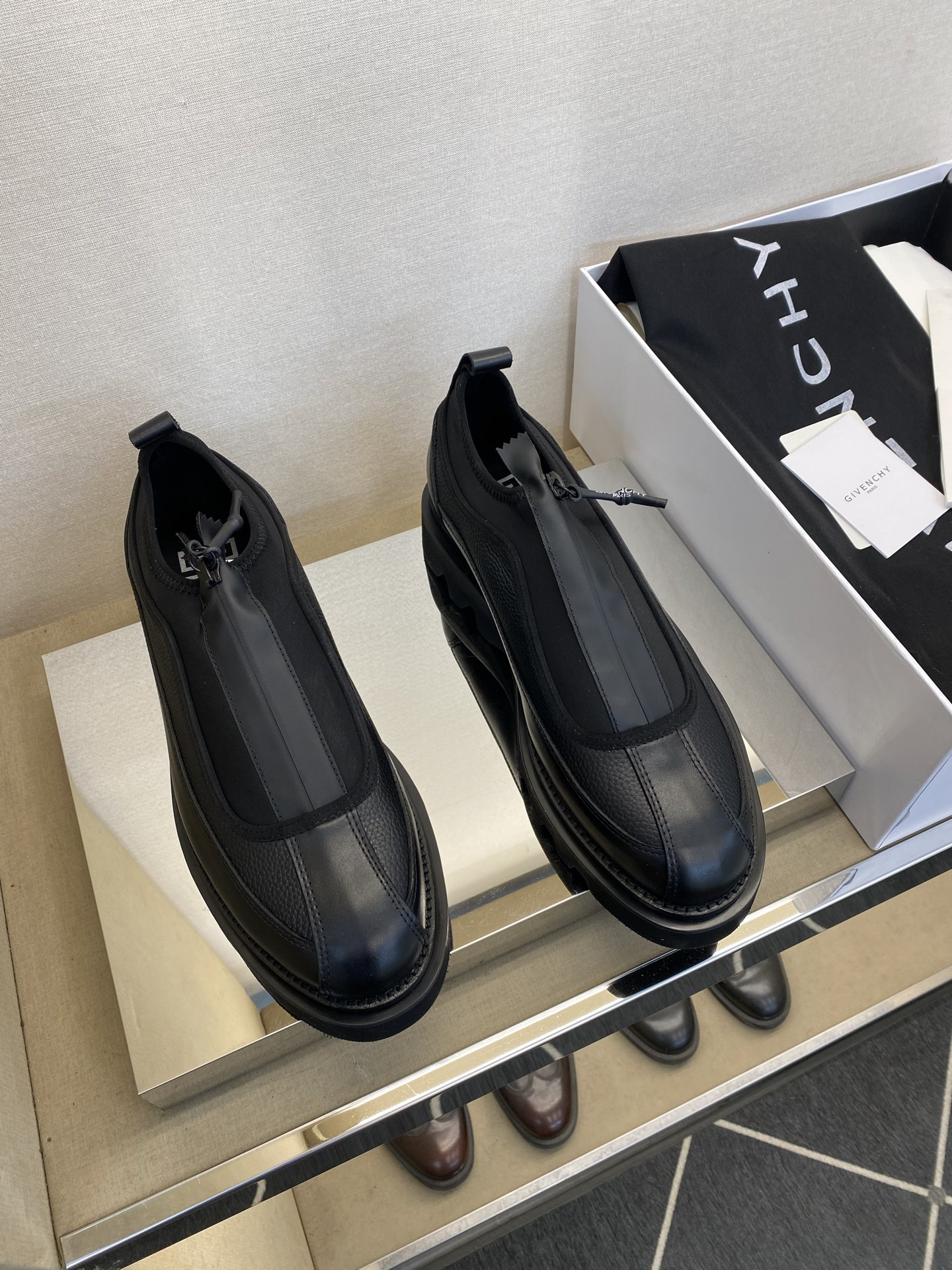 NO:665325,【GIVEN ＊HY】 Classic men's derby shoes Size39-44 (38, 45, 46 custom-made) The latest derby shoes on the shelves!  High-end atmosphere, clever zipper design of high-elastic fabric and leather splicing!  Only for men!  Calfskin!  All calfskin inside!  Latex rebound feet!  Foam anti-slip soles!  ,,givenchy,cowhide19860909【GIVEN ＊HY】 经典男士德比鞋 Size39 －44(38,45,46定做） 最新上柜德比鞋！高端大气,巧妙拉链高弹布与皮料拼接设计！男士专属！面小牛皮！内里全小牛皮！乳胶回弹垫脚！化泡防滑鞋底！,,givenchy,cowhide,Men's shoes
