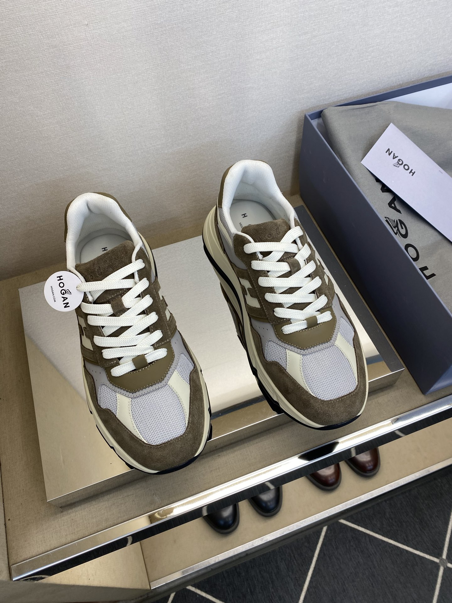 NO:680257,[H O G A N] Cui Gen Gaopin men's skateboard model, regular size 39 to 45 (5-11), Italian high-end luxury unique classic!  Original high quality!  Original custom-made special matte silk calfskin two-color combination design, classic breathable mesh lining, and latex rebound feet!  Original rubberized foam outsole, lightweight and highly elastic!  goods!  Quality: Look closely at the detailed pictures, the texture is super strong!  But 11 can withstand various tests!  ,,cowhide19860909【H O G A N】 崔根高品 男士滑板款 正码39一45(5－11) 意大利高端奢华独特经典！原单高品！原版定制特殊亚光绸面小牛皮双色拼搭设计,内里经典透气网布,乳胶回力垫脚！原版橡胶化泡大底,轻便高弹！货！品质细看细节图,质感超强！可11经得起各种考验！,,cowhide,Men's shoes