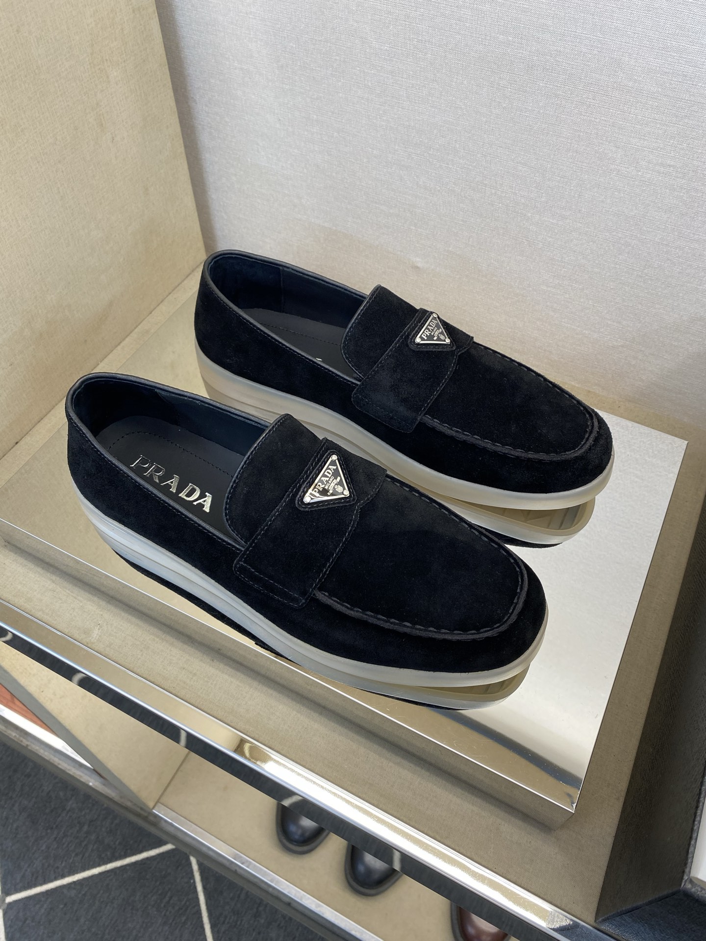 ⚠️【PRA＊】⚠️高品质，四季款⚠️男士休闲款正码：39一44(5－10）  (黑、兰、灰、杏)⚠️经