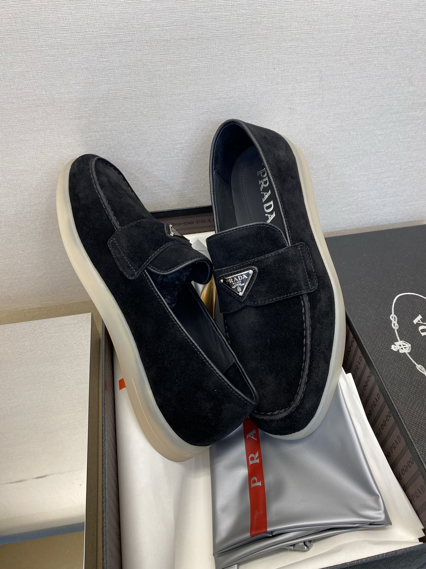 ⚠️【PRA＊】⚠️高品质，四季款⚠️男士休闲款正码：39一44(5－10）  (黑、兰、灰、杏)⚠️经