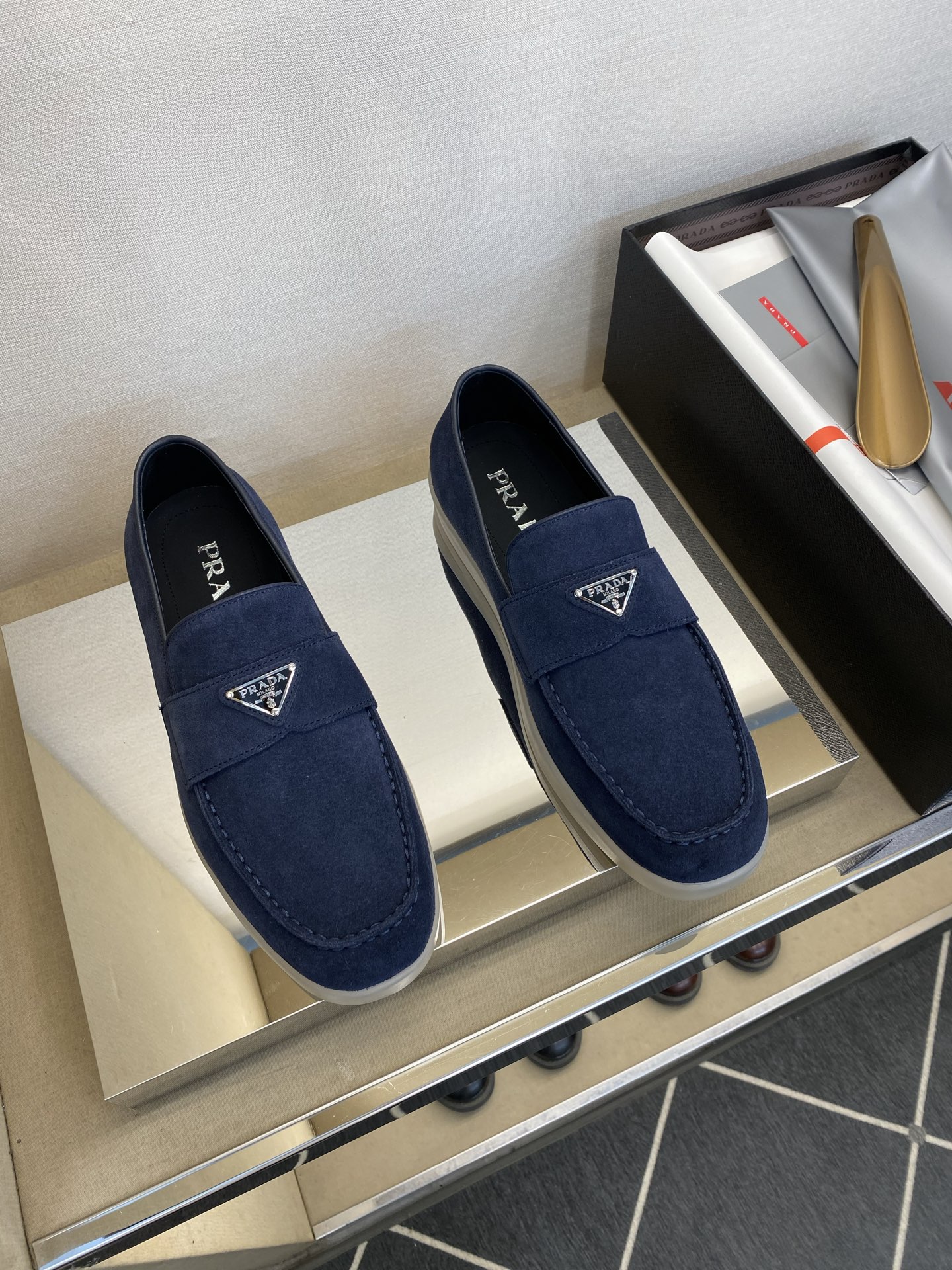 NO:745502,[PRA＊] High quality, four-season style, men's casual style, regular size 39 to 44 (5-10) (black, blue, gray, apricot) classic that never goes out of style!  Exclusive high quality!  Classic skateboard style for all seasons!  Classic brand triangle logo design!  Made of high-quality mercerized cow velvet, with full calfskin lining and EVA rebound feet!  Original T P U outsole!  goods!  Quality: Look closely at the detailed pictures, the texture is super strong!  But 11 can withstand various tests!  2 G 124, 38, 45 customized, non-returnable, prada, cowhide19860909【PRA＊】 高品质,四季款 男士休闲款 正码39一44(5－10）  (黑、兰、灰、杏) 经典永不过时！独家高品！四季经典滑板款！经典品牌三角徽标设计！面高丝光牛绒,内里附垫全小牛皮,EVA回力垫脚！原版T P U大底！货！品质细看细节图,质感超强！可11经得起各种考验！2 G 124,38,45定做不退换,,prada,cowhide,Men's shoes