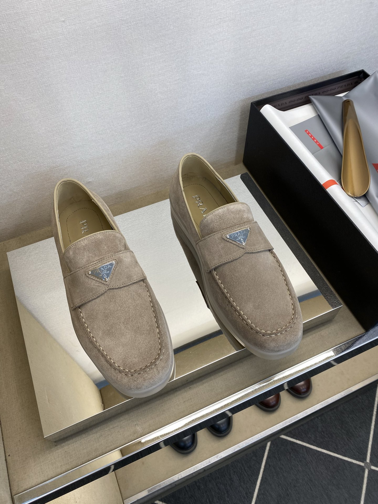 NO:680261,[PRA＊] High quality, four-season style, men's casual style, regular size 39 to 44 (5-10) (black, blue, gray, apricot) classic that never goes out of style!  Exclusive high quality!  Classic skateboard style for all seasons!  Classic brand triangle logo design!  Made of high-quality mercerized cow velvet, with full calfskin lining and EVA rebound feet!  Original T P U outsole!  goods!  Quality: Look closely at the detailed pictures, the texture is super strong!  But 11 can withstand various tests!  2 G 124, 38, 45 customized, non-returnable, prada, cowhide19860909【PRA＊】 高品质,四季款 男士休闲款 正码39一44(5－10）  (黑、兰、灰、杏) 经典永不过时！独家高品！四季经典滑板款！经典品牌三角徽标设计！面高丝光牛绒,内里附垫全小牛皮,EVA回力垫脚！原版T P U大底！货！品质细看细节图,质感超强！可11经得起各种考验！2 G 124,38,45定做不退换,,prada,cowhide,Men's shoes