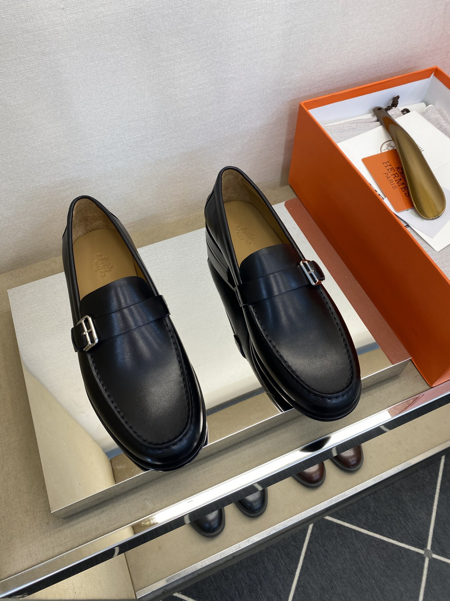 NO:680267,[HMS＊] High quality, top craftsmanship, men’s fashionable classic loafers, regular sizes 39-44 (6.5-9), classic loafers!  goods!  Top-notch craftsmanship [strong], the latest H family horse bit combination, highlights the gentleman's demeanor!  Imported original calfskin on the surface (super texture and feel), calfskin on the inside!  Latex rebound pad, super resilient texture!  Jacques silk combination wear-resistant raw rubber anti-slip outsole!  !  Super comfortable!  38, 45, 46 customized, non-refundable, loafers, cowhide19860909【HMS＊】 高品质,顶尖工艺品 男士时尚经典乐福鞋 正码39－44(6.5一9） 经典乐福鞋！货！顶级手工艺[强],最新H家马衔扣搭配,更凸显绅士风度！面进口原版皮小牛皮(超强质感、手感),内里小牛皮！乳胶回力垫,回弹质感超强！雅克丝组合耐磨生胶防滑大底！！超强舒适感！38,45,46定做不退换,,loafers,cowhide,Men's shoes