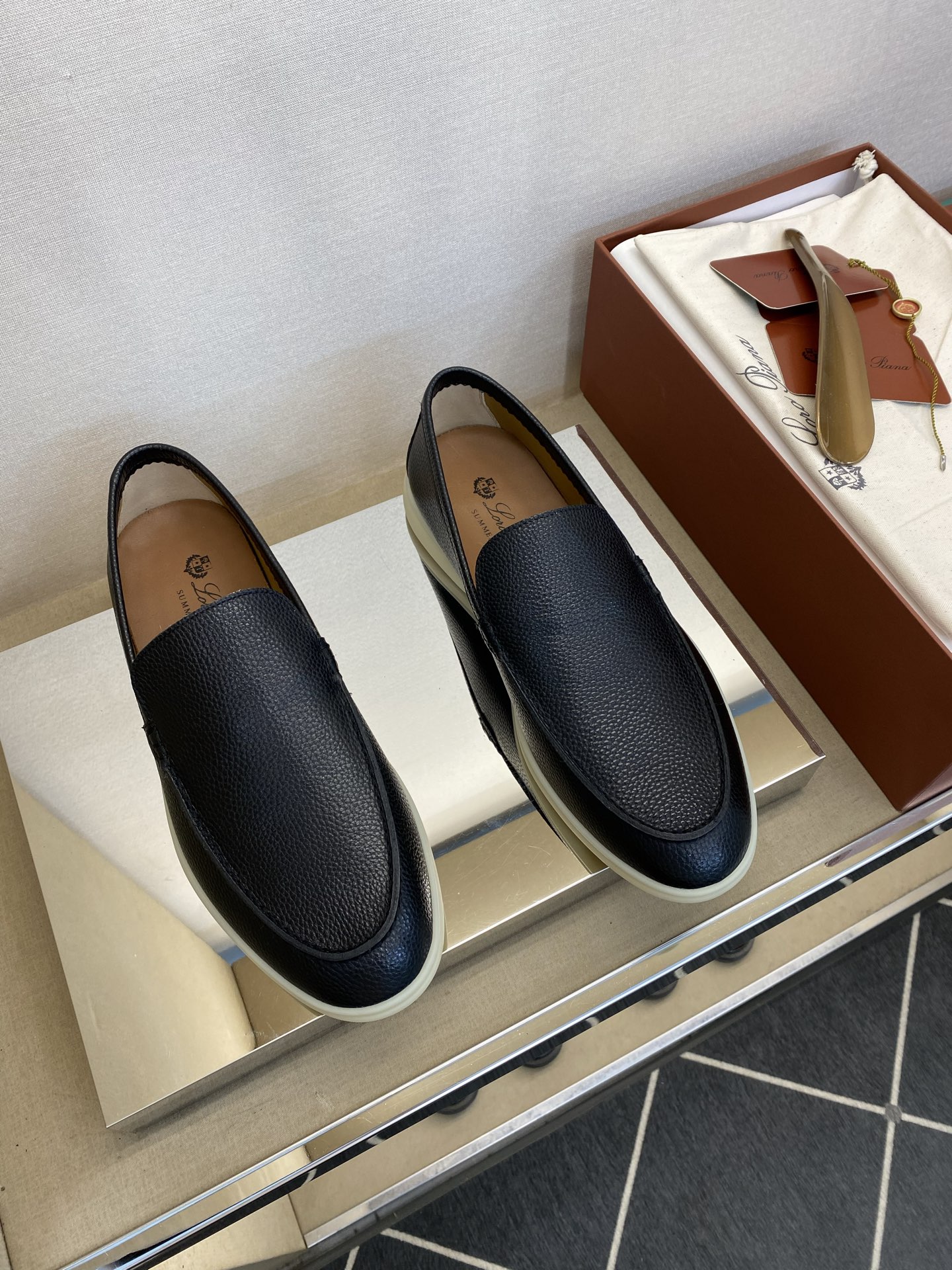 NO:680750,【Loro Piana】 男士轻便款 正码39一44,45,46定做 高端货！  Fashionable high-gloss style, lightweight slip-on shoes! 独特简约的设计理念,让穿着轻便舒适更上一层次！  Face pebbled cowhide (super texture and feel), calfskin lining!  Non-slip rubber outsole!  !  Super ceremonial!  Gentleman style!  Customized items are non-returnable, loro piana,cowhide19860909【Loro Piana】 男士轻便款 正码39一44,45,46定做 高端货！时尚高光款,轻便懒人鞋！独特简约的设计理念,让穿着轻便舒适更上一层次！面荔纹牛皮(超强质感、手感),内里小牛皮！防滑橡胶大底！！超级仪式感！绅士风！订做不退换,,loro piana,cowhide,Men's shoes