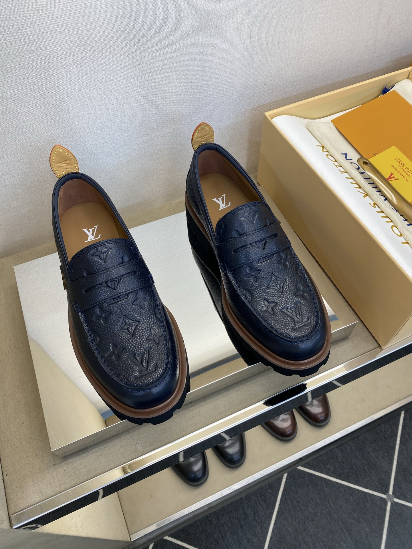 NO:886241,[LO ＊*V] High quality, top craftsmanship, men’s fashionable classic loafers, regular sizes 39-44 (6.5-9), on sale simultaneously!  goods!  The latest loafers!  Top craftsmanship [strong]!  The surface is fully imported from Italy and original calfskin (super texture and feel), and the inside is imported water-dyed calfskin!  Chemical foam combination Yasik anti-slip outsole!  !  Super comfortable!  45,46 Customized, non-refundable, loafers, cowhide19860909【LO ＊*V】 高品质,顶尖工艺品 男士时尚经典乐福鞋 正码39－44(6.5一9） 同步发售！货！最新乐福鞋！顶级手工艺[强]！面意大利全面进口原版小牛皮(超强质感、手感),内里进口水染小牛皮！化泡组合雅思克防滑大底！！超强舒适感！45,46定做不退换,,loafers,cowhide,Men's shoes