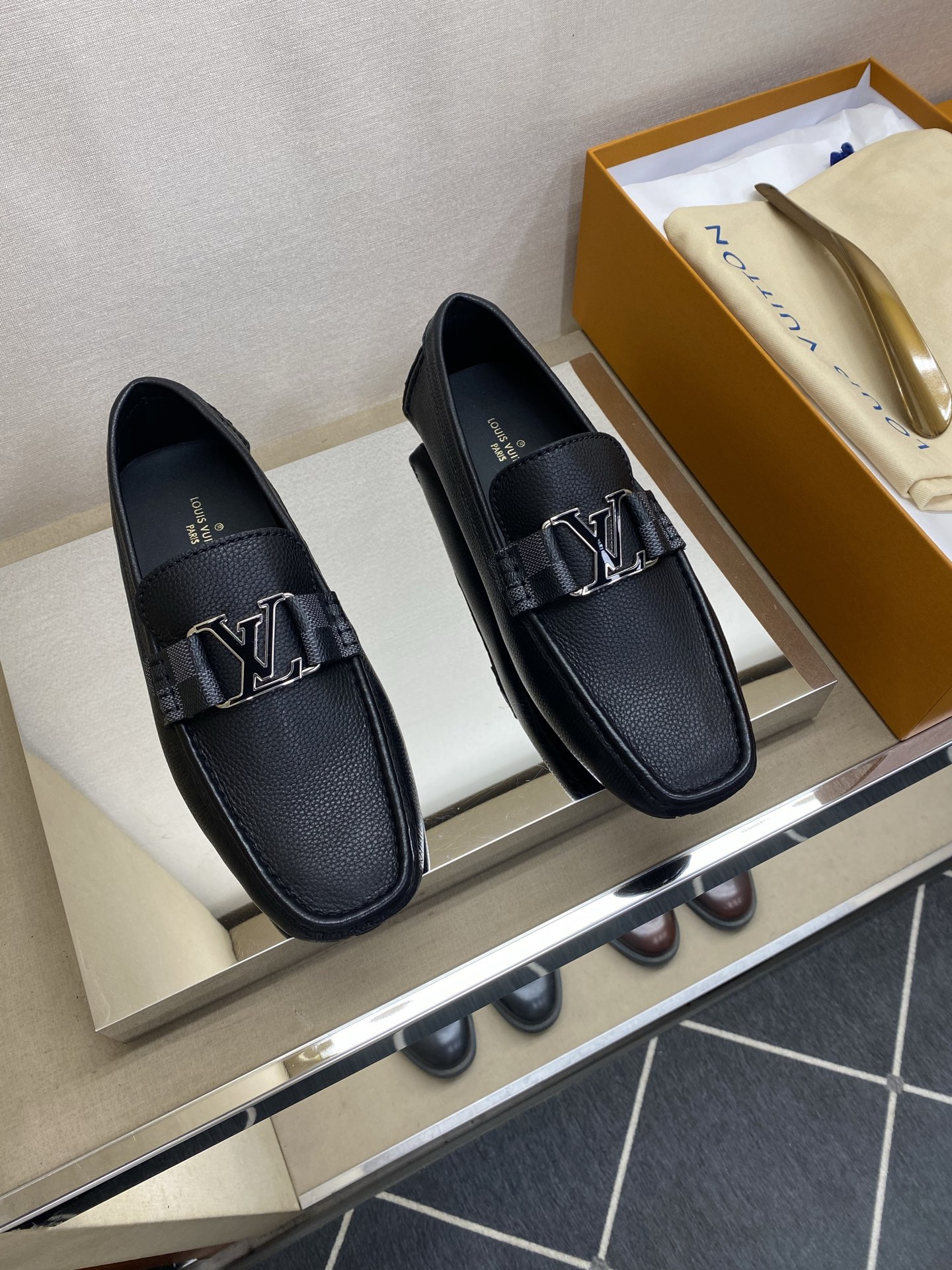⚠️【L＊V】⚠️高端男士驾车、一脚蹬系列⚠️39一44(5一10)⚠️全料面原版荔纹牛皮！厚实柔软！全