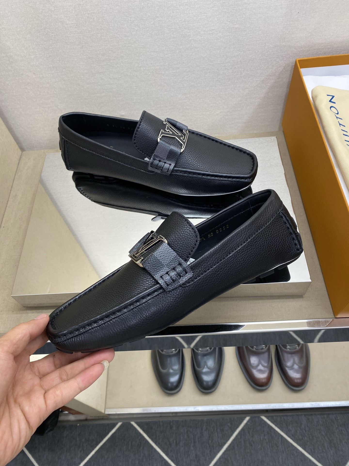 ⚠️【L*V】⚠️高端男士驾车、一脚蹬系列⚠️39一44(5一10)⚠️全料面原版荔纹牛皮!厚实柔软!全 ⚠️【L*V】⚠️高端男士驾车、一脚蹬系列⚠️39一44(5一10)⚠️全料面原版荔纹牛皮!厚实柔软!全
