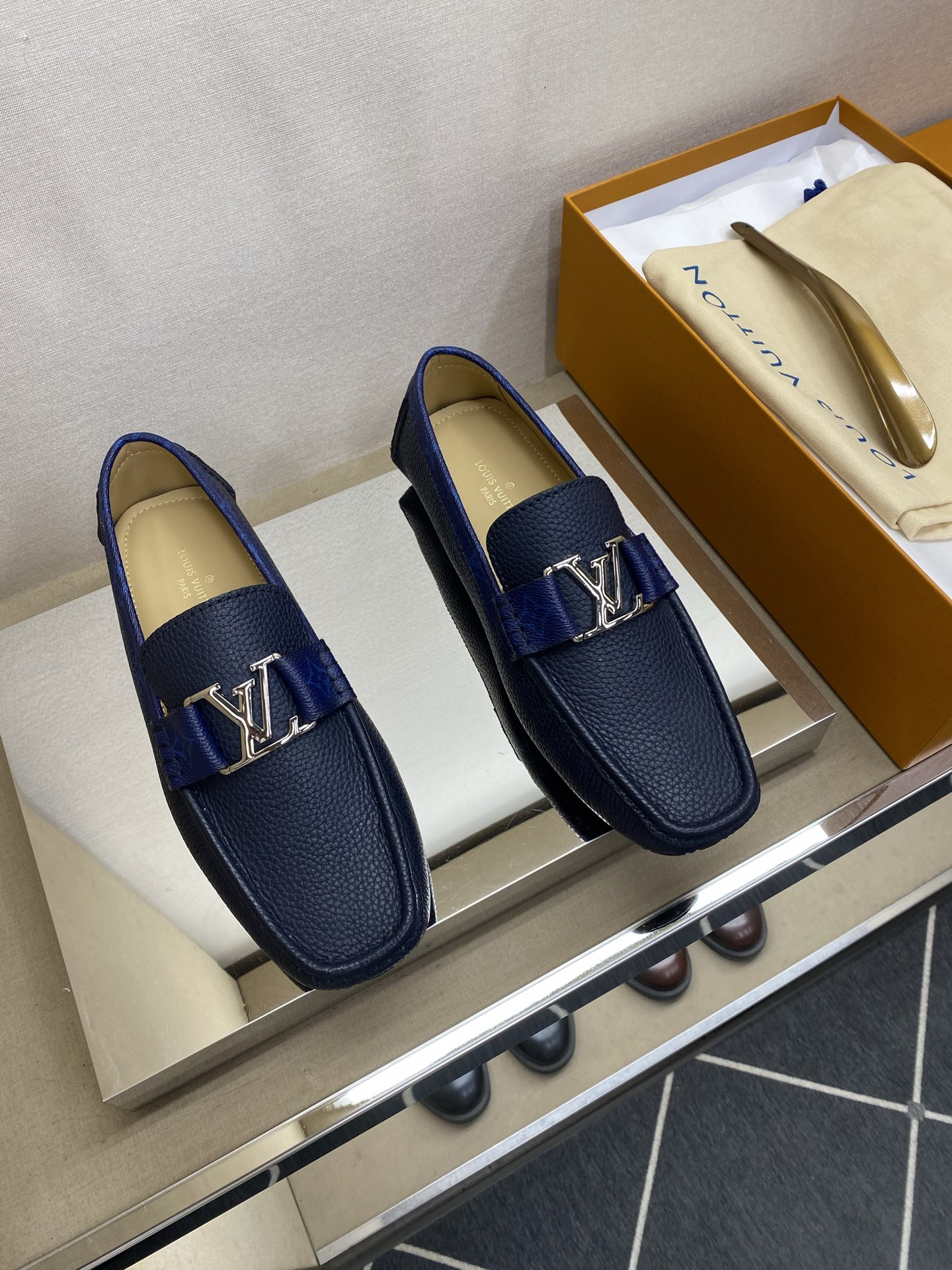 ⚠️【L＊V】⚠️高端男士驾车、一脚蹬系列⚠️39一44(5一10)⚠️全料面原版荔纹牛皮！厚实柔软！全
