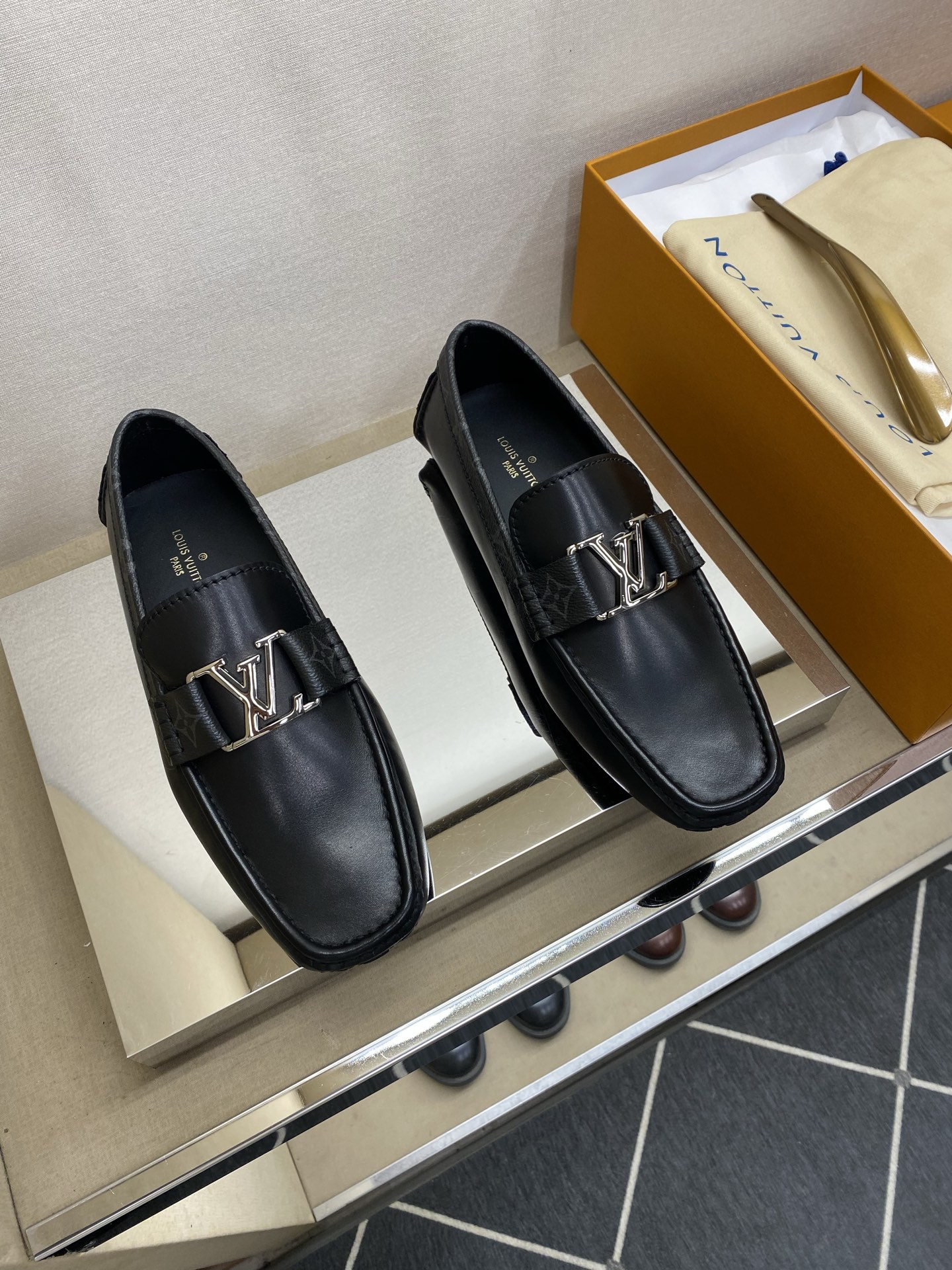 ⚠️【L＊V】⚠️高端男士驾车、一脚蹬系列⚠️39一44(5一10)⚠️全料面原版荔纹牛皮！厚实柔软！全