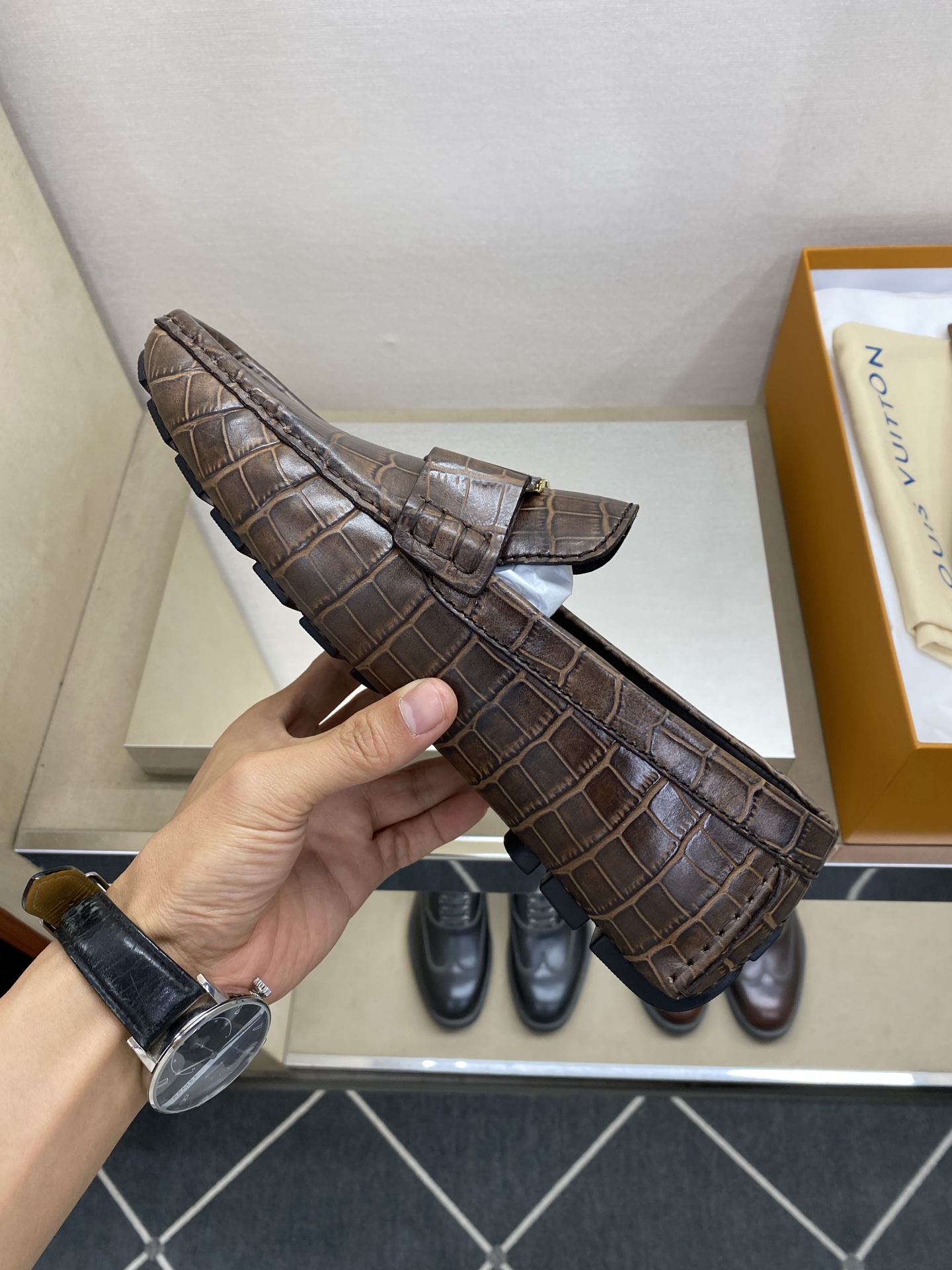 ⚠️【L*V】⚠️高端男士驾车、一脚蹬系列⚠️39一44(5一10)⚠️全料面原版荔纹牛皮!厚实柔软!全 ⚠️【L*V】⚠️高端男士驾车、一脚蹬系列⚠️39一44(5一10)⚠️全料面原版荔纹牛皮!厚实柔软!全