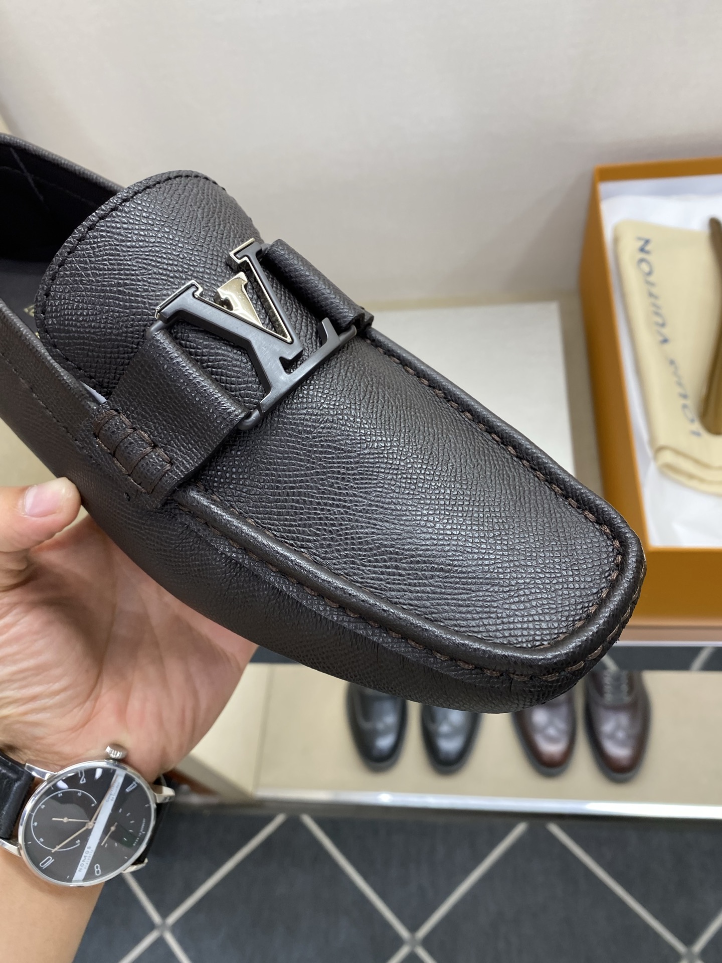 ⚠️【L*V】⚠️高端男士驾车、一脚蹬系列⚠️39一44(5一10)⚠️全料面原版荔纹牛皮!厚实柔软!全 ⚠️【L*V】⚠️高端男士驾车、一脚蹬系列⚠️39一44(5一10)⚠️全料面原版荔纹牛皮!厚实柔软!全