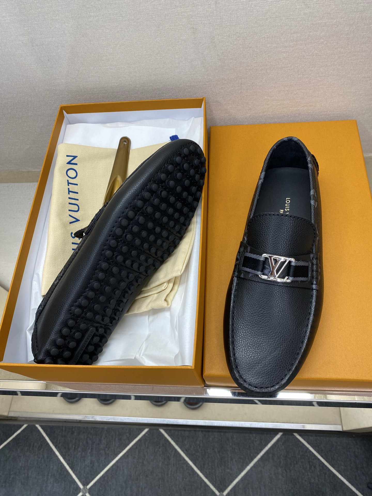 ⚠️【L＊V】⚠️高端男士驾车、一脚蹬系列⚠️39一44(5一10)⚠️全料面原版荔纹牛皮！厚实柔软！全