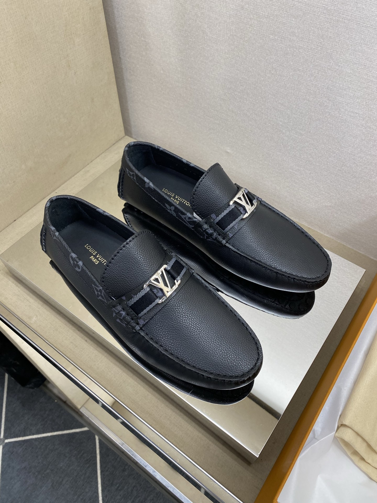 ⚠️【L＊V】⚠️高端男士驾车、一脚蹬系列⚠️39一44(5一10)⚠️全料面原版荔纹牛皮！厚实柔软！全