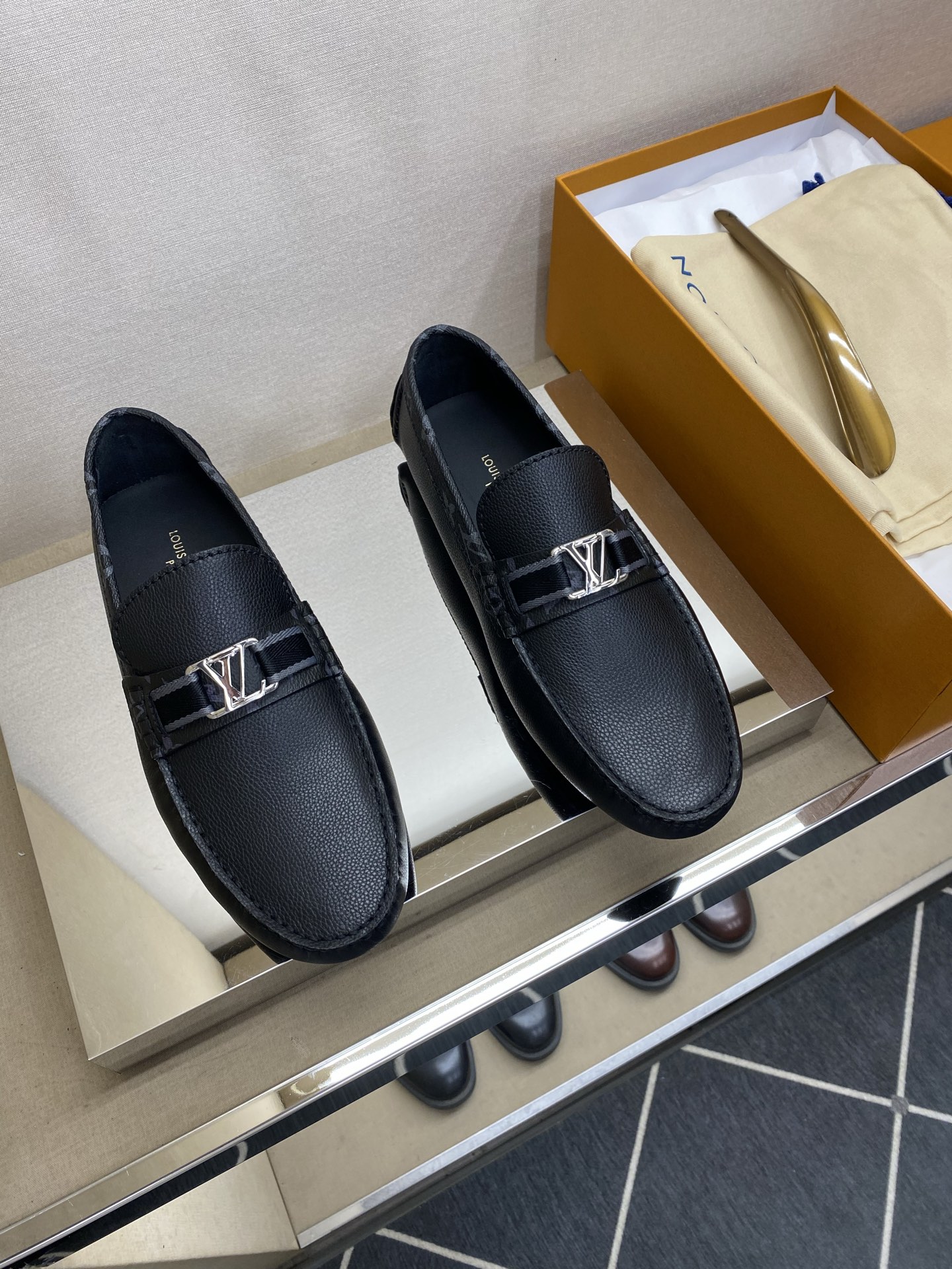 ⚠️【L＊V】⚠️高端男士驾车、一脚蹬系列⚠️39一44(5一10)⚠️全料面原版荔纹牛皮！厚实柔软！全
