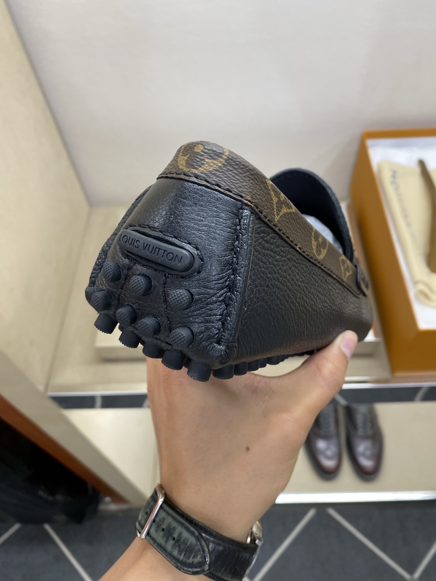 ⚠️【L*V】⚠️高端男士驾车、一脚蹬系列⚠️39一44(5一10)⚠️全料面原版荔纹牛皮!厚实柔软!全 ⚠️【L*V】⚠️高端男士驾车、一脚蹬系列⚠️39一44(5一10)⚠️全料面原版荔纹牛皮!厚实柔软!全
