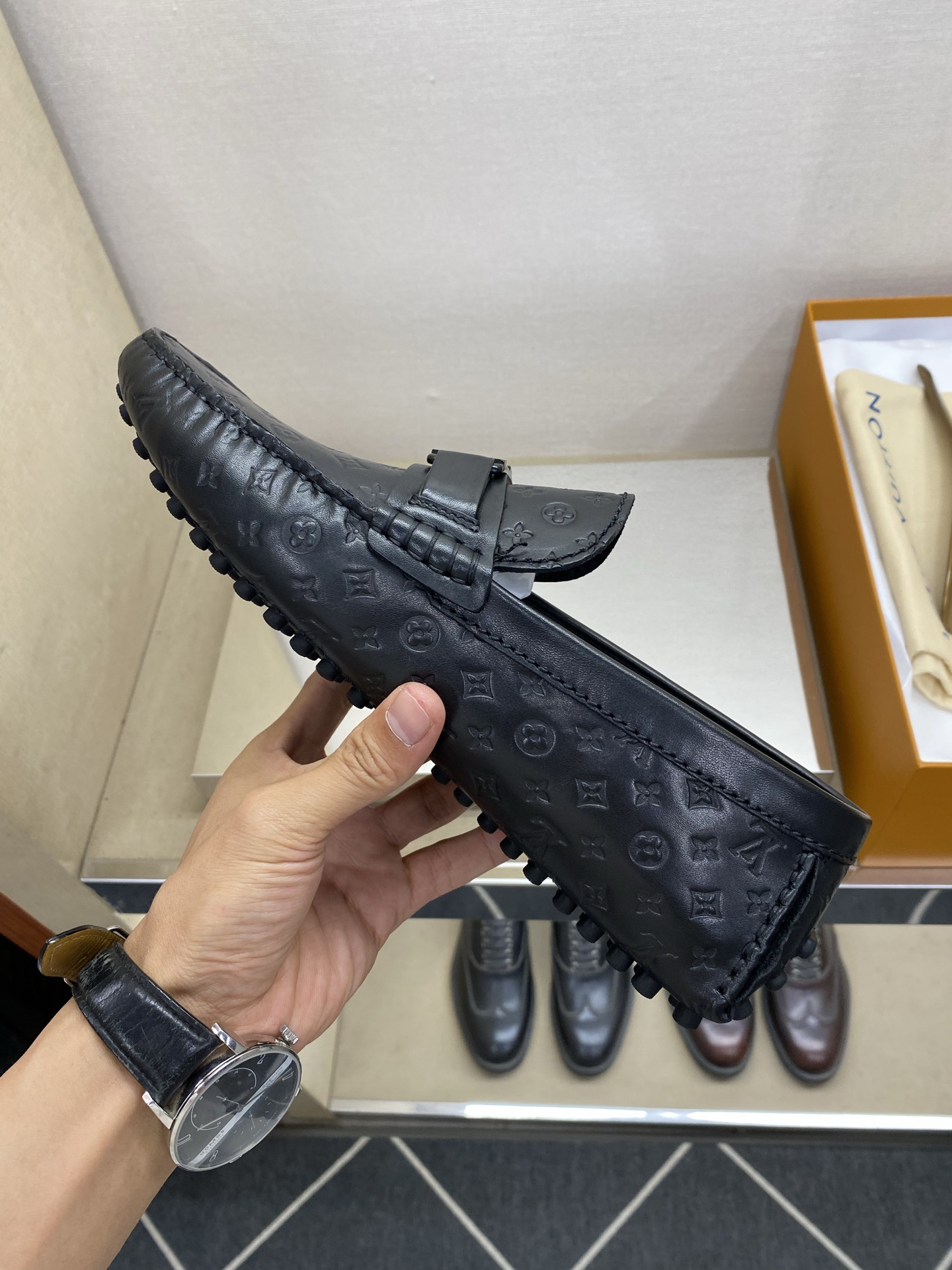 ⚠️【L＊V】⚠️高端男士驾车、一脚蹬系列⚠️39一44(5一10)⚠️全料面原版荔纹牛皮！厚实柔软！全