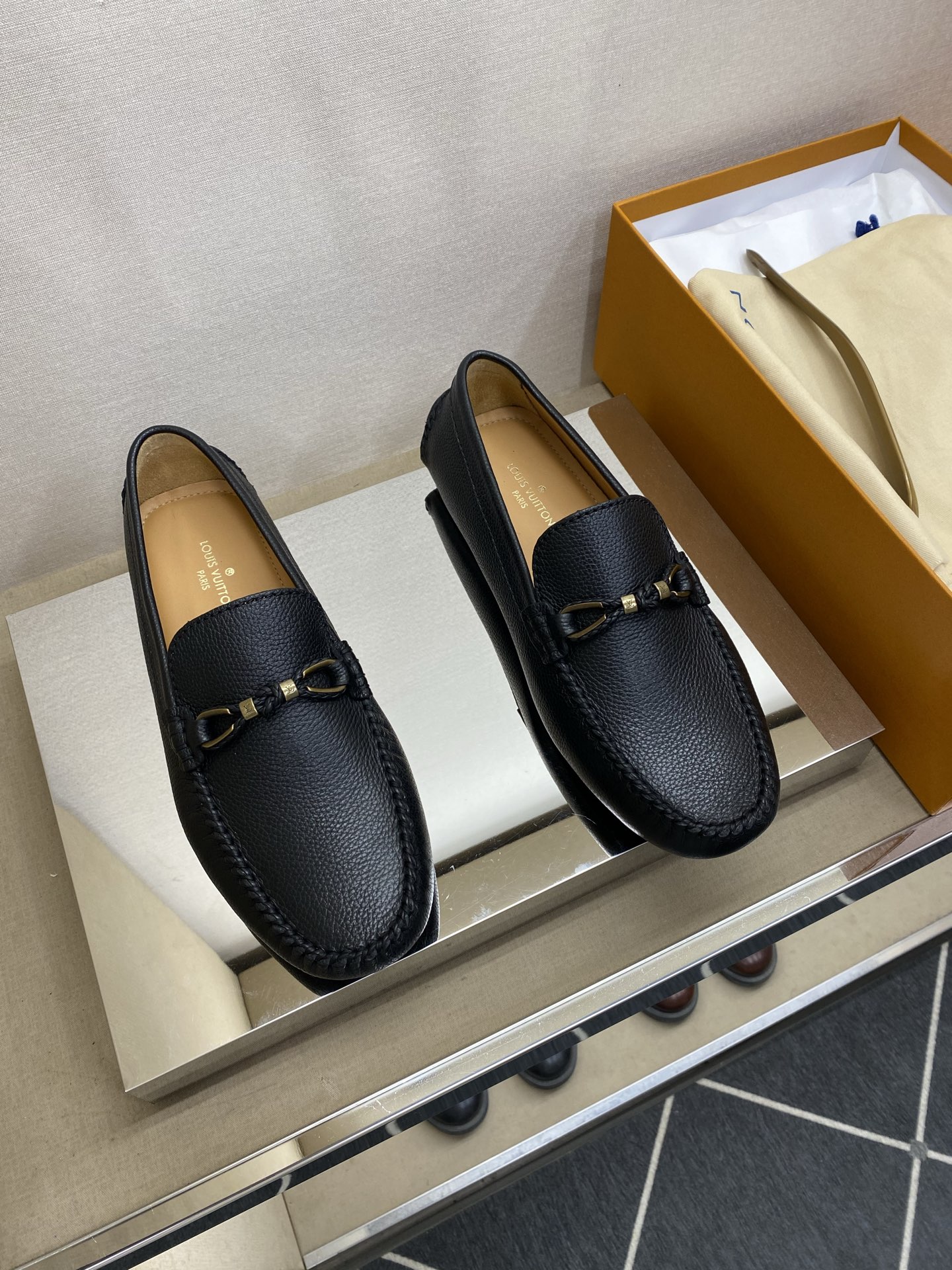 NO:756357,【L＊V】High-end men's driving and pedaling series 39-44 (5-10) all original pebbled cowhide!  Thick and soft!  Made entirely of water-dyed calfskin inside!  Rubber sheet anti-slip beanie sole!  Three-dimensional package technology!  Fashionable and classic!  Handicrafts!  Original high quality!  Feel free to compare!  38,45 customized,,cowhide19860909【L＊V】 高端男士驾车、一脚蹬系列 39一44(5一10) 全料面原版荔纹牛皮！厚实柔软！全内里水染小牛皮制作！橡胶片式防滑豆豆底！立体套包工艺！时尚经典！手工艺品！原单高品！随意对比！38,45定做,,cowhide,Men's shoes