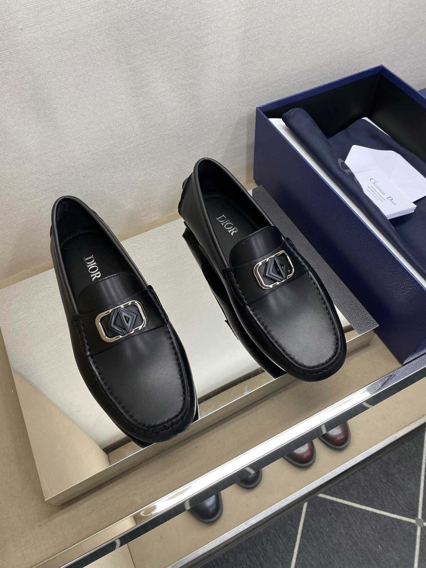 NO:756351,【Dio*】 Driving shoes!  (Doudou model) High-quality men's toe-fitting model, regular sizes 39 to 44 (5 to 10), original grained pebbled calfskin!  The inside is water-dyed calfskin, and the calfskin comes back to support the feet!  Rubber anti-slip bean design outsole!  goods!  Full upper sole with super high craftsmanship!  Quality: Look closely at the detailed pictures, the texture is super strong!  But 11 can withstand various tests!  38,45 customized,,dior,cowhide19860909【Dio*】 驾车鞋！(豆豆款） 高品质男士套脚款 正码39一44(5一10） 原版粒面感荔纹小牛皮！内里水染小牛皮,小牛皮回力垫脚！橡胶防滑豆豆设计大底！货！全鞋面包底超高工艺！品质细看细节图,质感超强！可11经得起各种考验！38,45定做,,dior,cowhide,Men's shoes