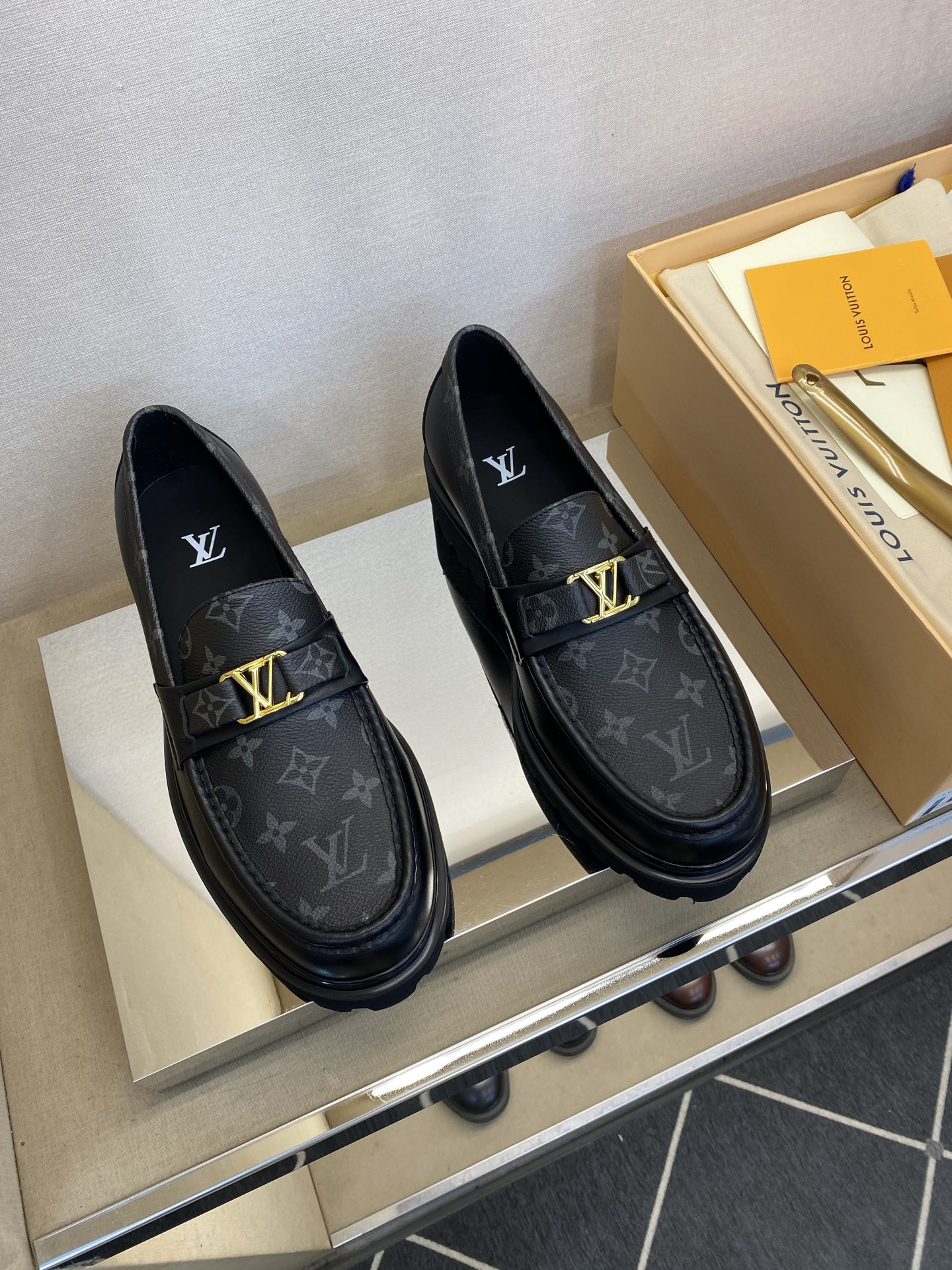 NO:886233,【LO ＊*V】 High quality, top craftsmanship, men’s fashion classic loafers, regular sizes 39-44 (5-10), on sale simultaneously!  goods!  The latest loafers!  Top craftsmanship [strong]!  The surface is fully imported from Italy and original calfskin (super texture and feel), and the inside is imported water-dyed calfskin!  Chemical foam combination Yasik anti-slip outsole!  !  Super comfortable!  45,46 Customized, non-refundable, loafers, cowhide19860909【LO ＊*V】 高品质,顶尖工艺品 男士时尚经典乐福鞋 正码39－44(5 －10) 同步发售！货！最新乐福鞋！顶级手工艺[强]！面意大利全面进口原版小牛皮(超强质感、手感),内里进口水染小牛皮！化泡组合雅思克防滑大底！！超强舒适感！45,46定做不退换,,loafers,cowhide,Men's shoes