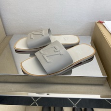 ⚠️【C L】⚠️路铂廷红底鞋⚠️男士皮底拖鞋⚠️正码:39 -44,38,45,46订做⚠最新经典红底 ⚠️【C L】⚠️路铂廷红底鞋⚠️男士皮底拖鞋⚠️正码:39 -44,38,45,46订做⚠最新经典红底