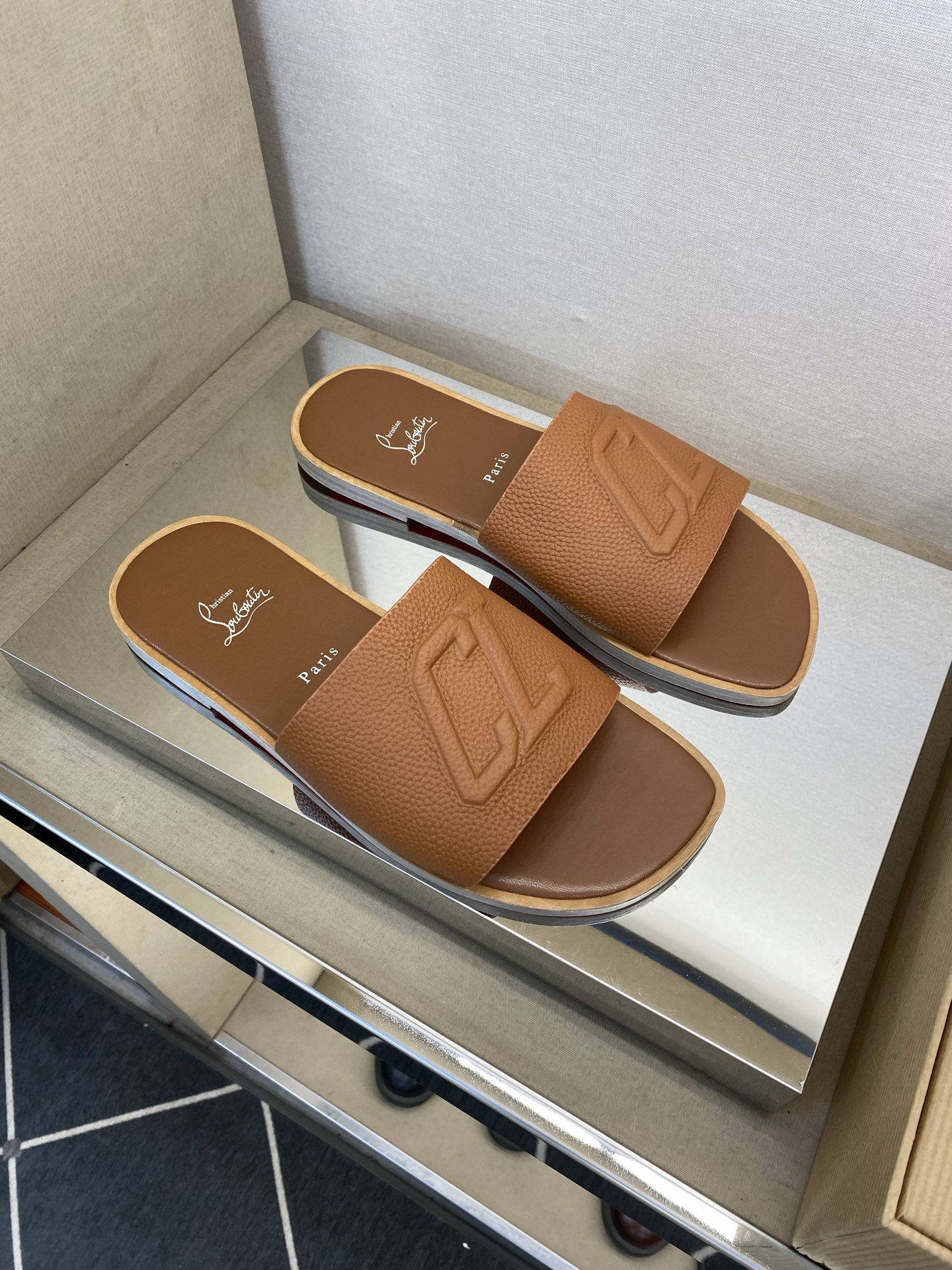 ⚠️【C L】⚠️路铂廷红底鞋⚠️男士皮底拖鞋⚠️正码:39 -44,38,45,46订做⚠最新经典红底 ⚠️【C L】⚠️路铂廷红底鞋⚠️男士皮底拖鞋⚠️正码:39 -44,38,45,46订做⚠最新经典红底
