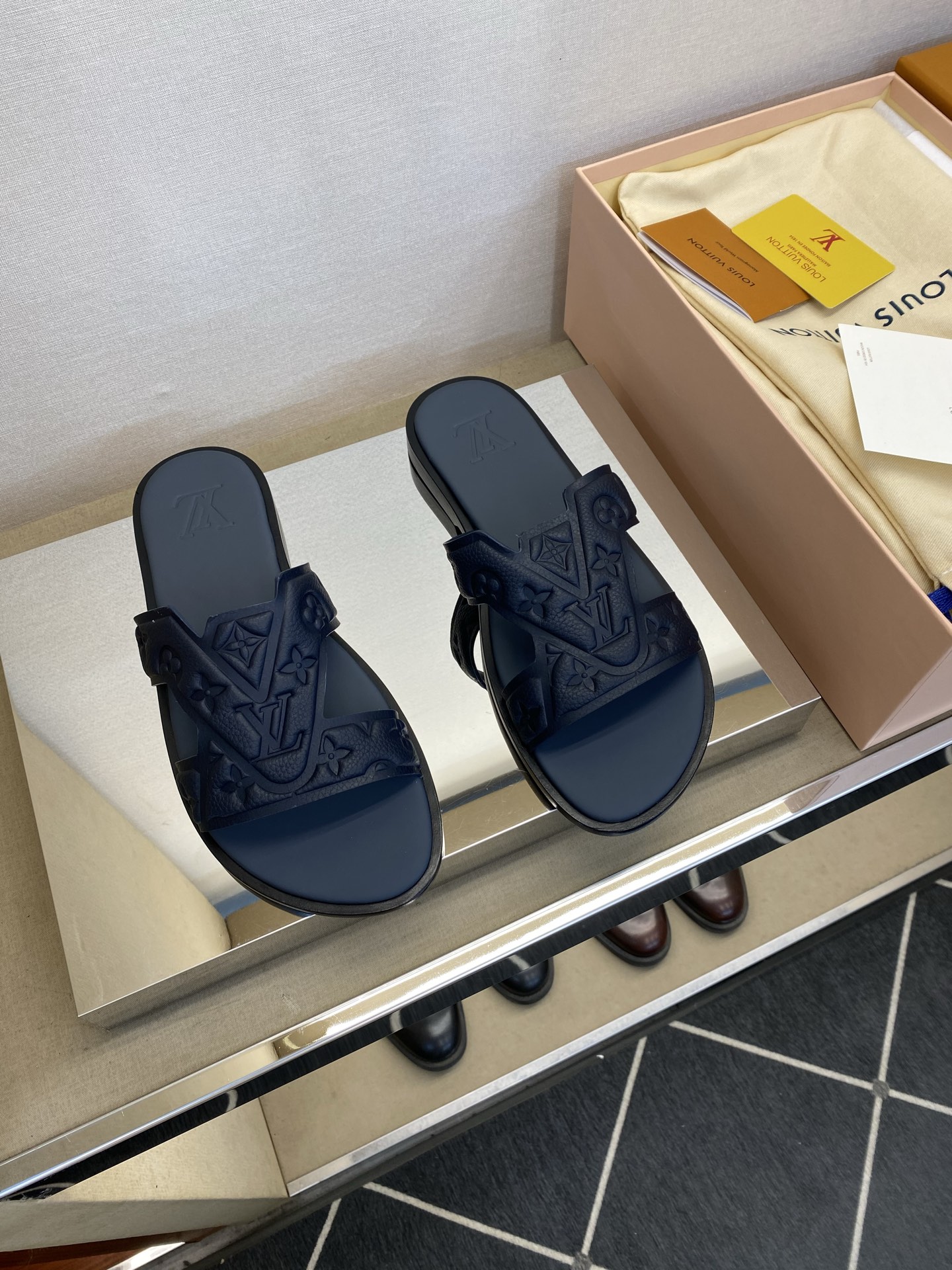 ⚠️【L ＊V】⚠️高品质，顶尖工艺品⚠️男士皮底拖鞋⚠️正码：38 －45，46，47，订做⚠最新经典