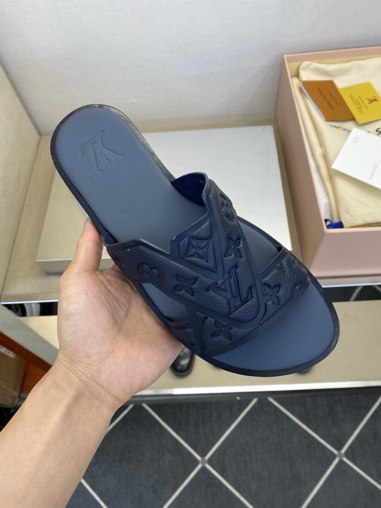 ⚠️【L ＊V】⚠️高品质，顶尖工艺品⚠️男士皮底拖鞋⚠️正码：38 －45，46，47，订做⚠最新经典