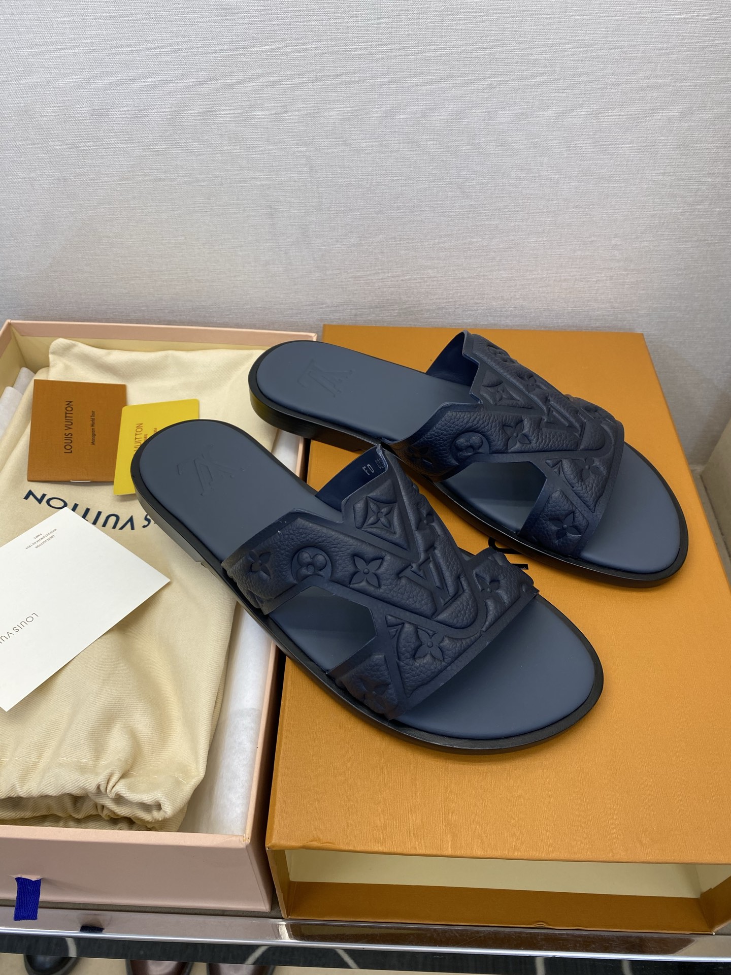 ⚠️【L ＊V】⚠️高品质，顶尖工艺品⚠️男士皮底拖鞋⚠️正码：38 －45，46，47，订做⚠最新经典