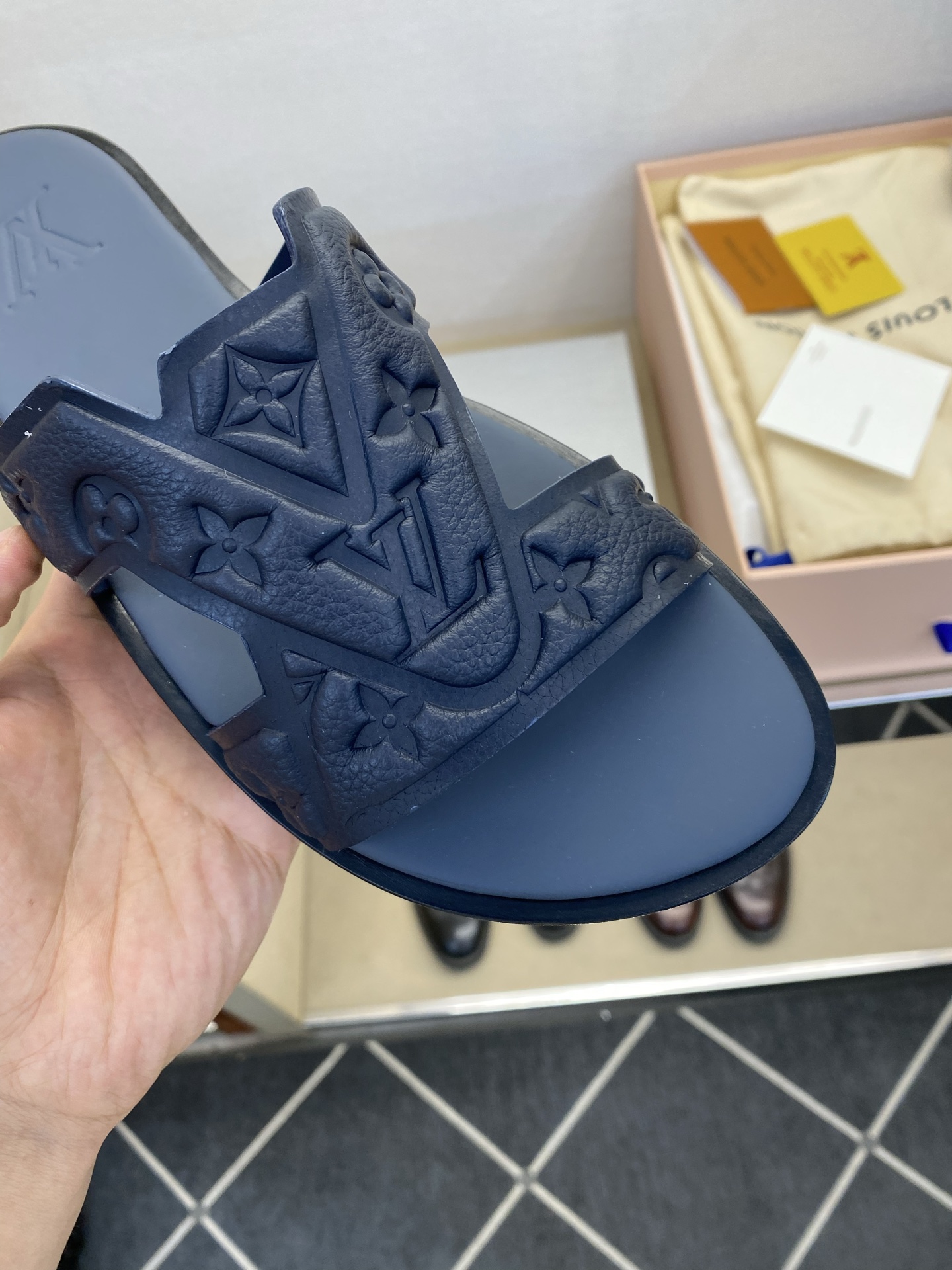 ⚠️【L ＊V】⚠️高品质，顶尖工艺品⚠️男士皮底拖鞋⚠️正码：38 －45，46，47，订做⚠最新经典