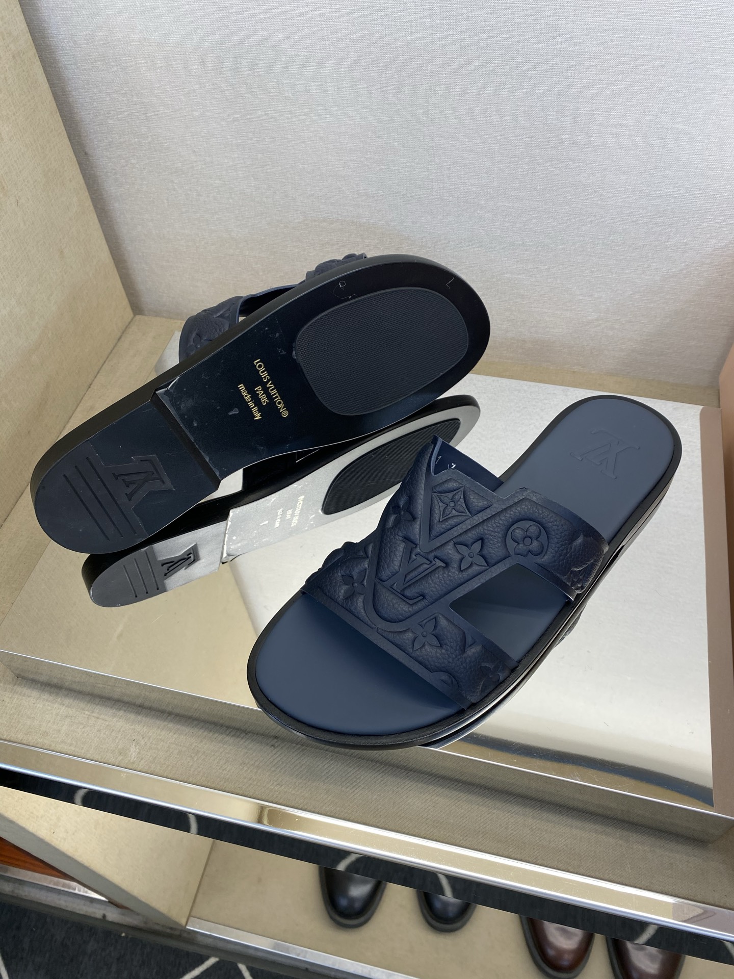 ⚠️【L ＊V】⚠️高品质，顶尖工艺品⚠️男士皮底拖鞋⚠️正码：38 －45，46，47，订做⚠最新经典