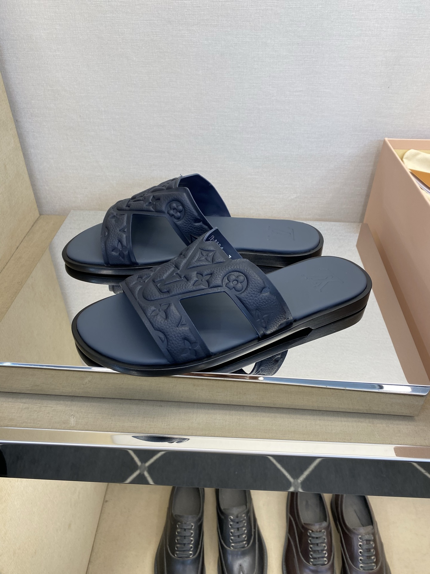 ⚠️【L ＊V】⚠️高品质，顶尖工艺品⚠️男士皮底拖鞋⚠️正码：38 －45，46，47，订做⚠最新经典