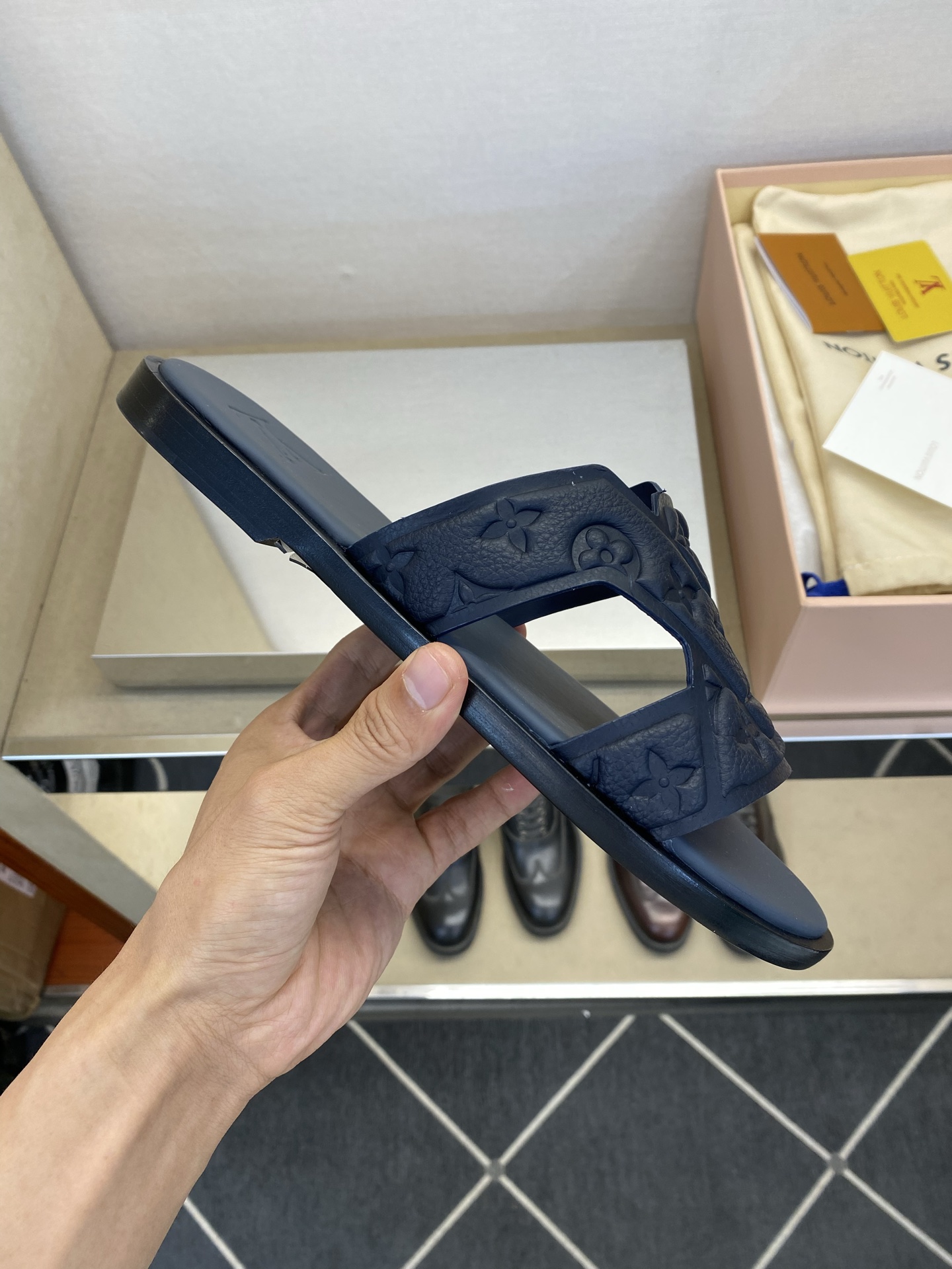 ⚠️【L ＊V】⚠️高品质，顶尖工艺品⚠️男士皮底拖鞋⚠️正码：38 －45，46，47，订做⚠最新经典