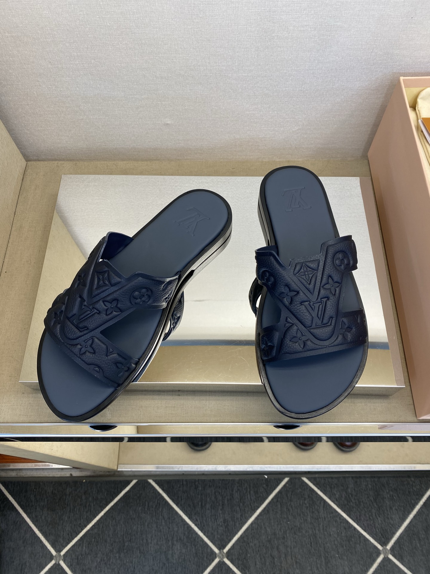 ⚠️【L ＊V】⚠️高品质，顶尖工艺品⚠️男士皮底拖鞋⚠️正码：38 －45，46，47，订做⚠最新经典